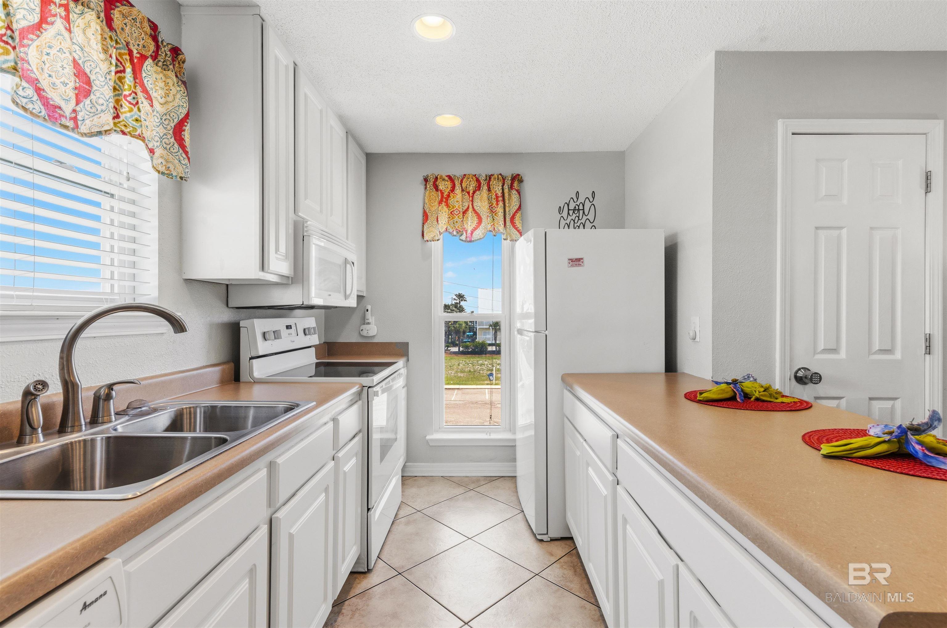 https://zimg.paragon.ice.com/ParagonImages/Property/PG/BCAR/396564/8/0/0/bd70c995f3a70f66eaf59b703376889f/7/e536567f9db44a16afe3d702228b1b0b/396564-b5aac9ca-4dcf-453b-9001-4343927b7318.JPG