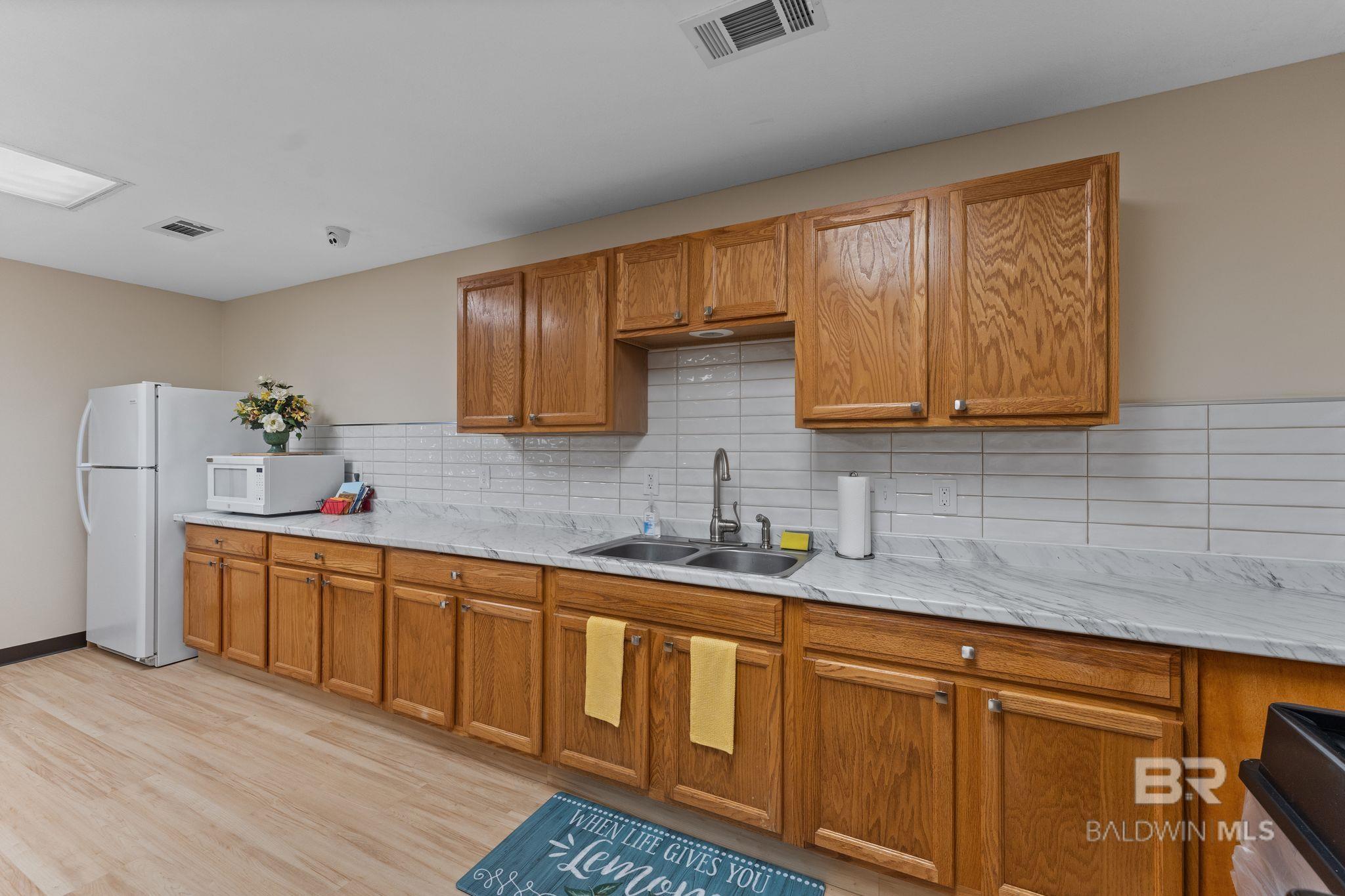 https://zimg.paragon.ice.com/ParagonImages/Property/PG/BCAR/396567/33/0/0/b1077f23d7ba79d9eb99c4c39ca14b16/7/a101bd1928891c9d719ad09511a98c22/396567-850deb45-4480-46c4-979c-580c2e845b27.JPG
