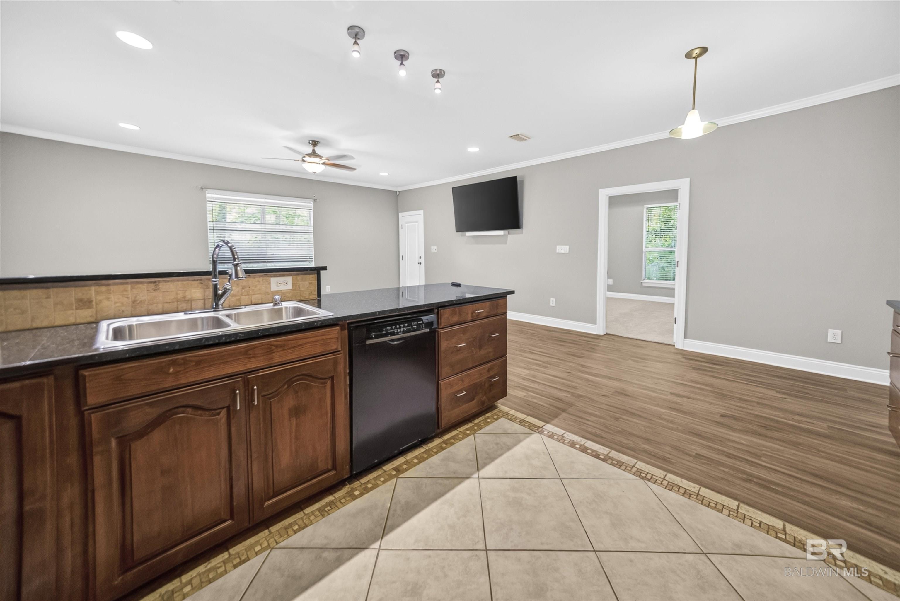 https://zimg.paragon.ice.com/ParagonImages/Property/PG/BCAR/396568/8/0/0/aa275dc752beb36d569e80155ea9f1c6/7/cd4f0b1f91dfbbc8fa1021d22e5c5ce0/396568-322ea59d-43dd-4520-97bd-0687b93b4043.JPG
