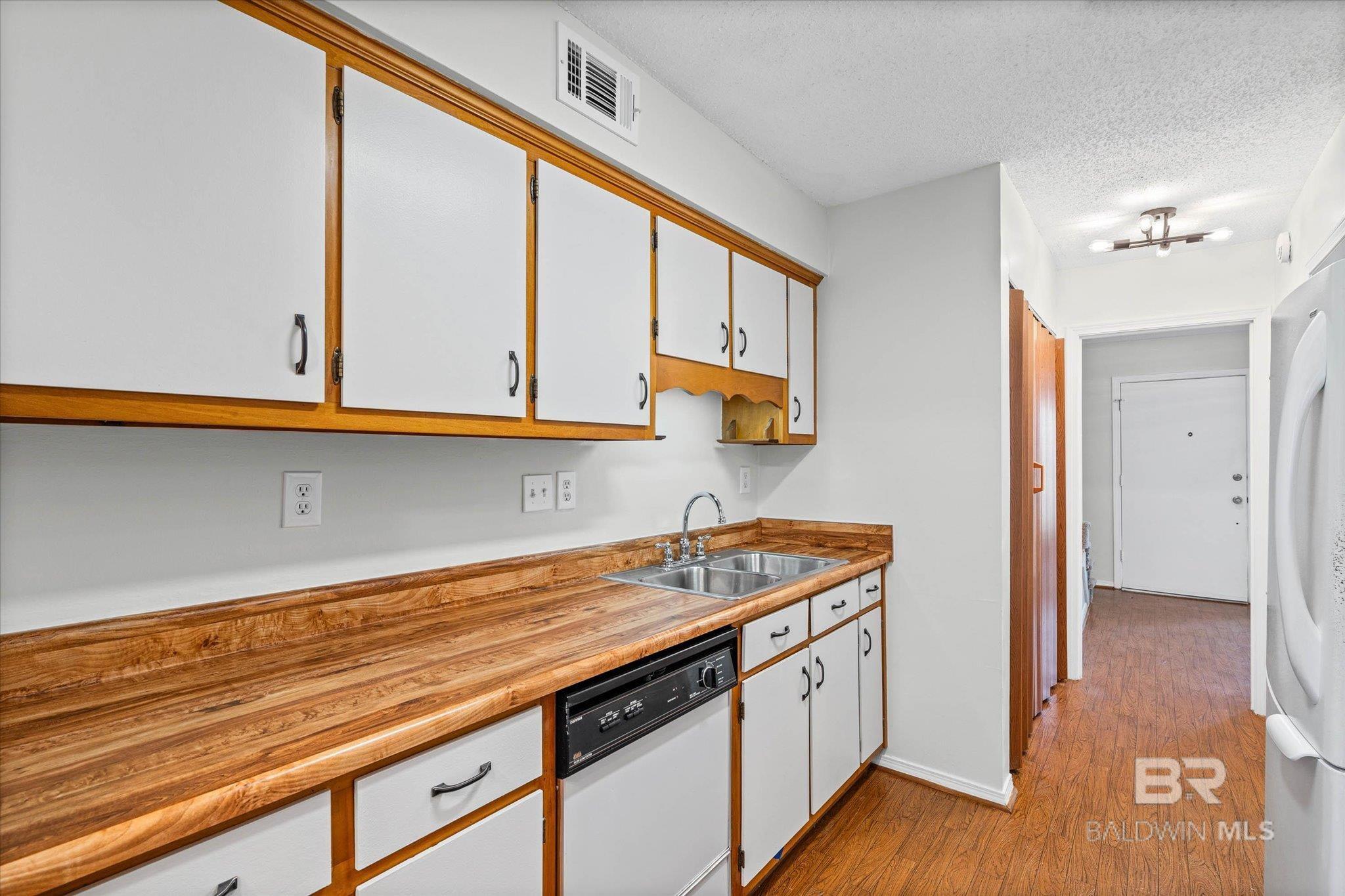 https://zimg.paragon.ice.com/ParagonImages/Property/PG/BCAR/396569/6/0/0/e671a2c39baed5b27eba5abdf84f2234/7/32534fdc6bc2e08d06ef69ac2a6445fb/396569-3b6dca97-7350-4e39-bd46-1a2f096f1f0a.JPG