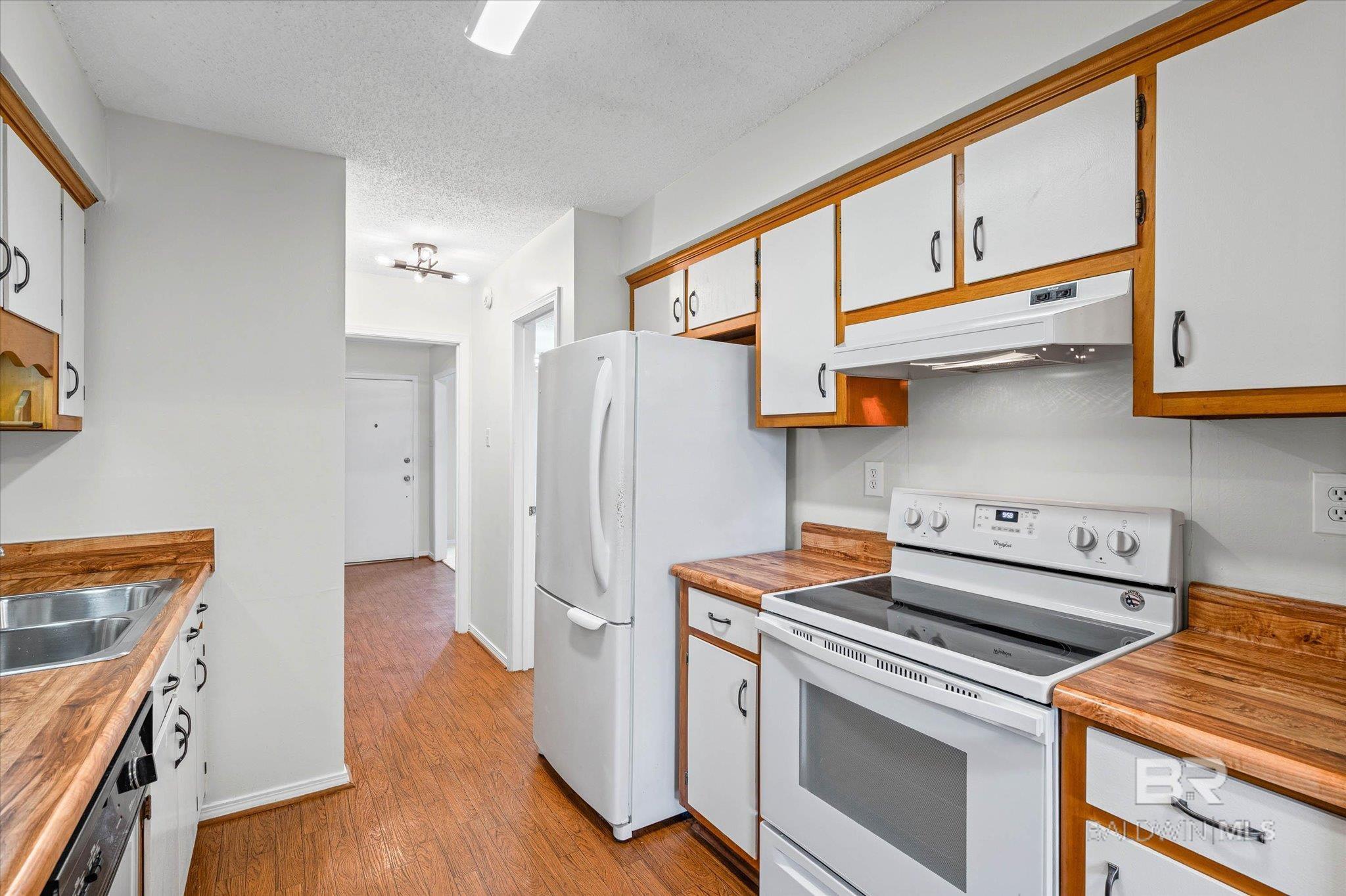 https://zimg.paragon.ice.com/ParagonImages/Property/PG/BCAR/396569/7/0/0/b5c5f777c68c2edbf82a9b6d53d42079/7/32534fdc6bc2e08d06ef69ac2a6445fb/396569-adab54b0-4b1c-42d8-949a-dfe79bc8a187.JPG