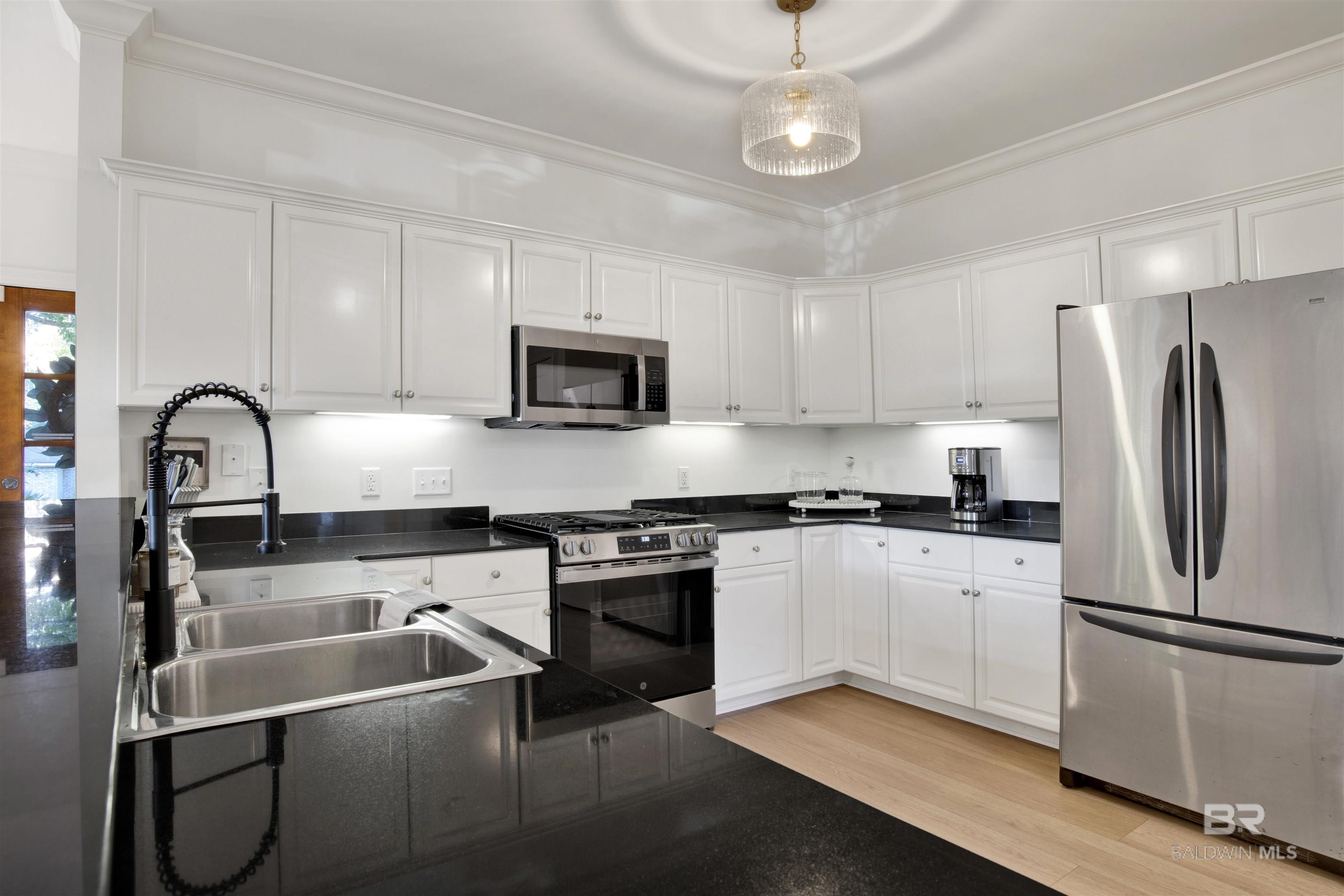 https://zimg.paragon.ice.com/ParagonImages/Property/PG/BCAR/396589/9/0/0/3988142e44e9968287b244acdfee87ea/7/84662193cb1241aa631d677c0bb4d4cd/396589-99238BA9-8D41-48B7-A7D1-9F50C7171B55.JPG