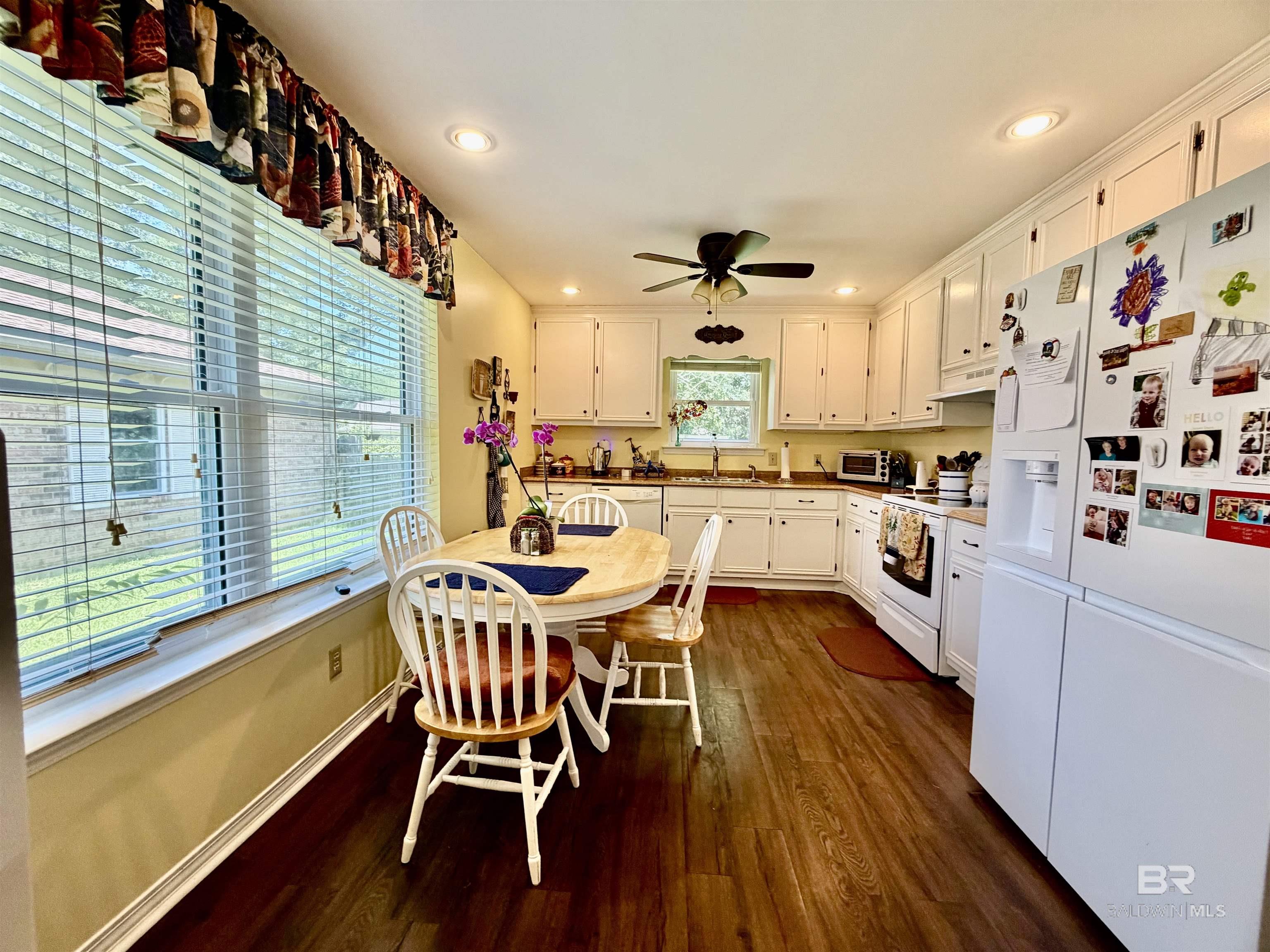 https://zimg.paragon.ice.com/ParagonImages/Property/PG/BCAR/396628/12/0/0/c394a434b3fa84fc2fcfbf7a14a34a75/7/959c86d393c28b5fd620707fbda8aa3a/396628-a8a73071-8548-4266-b98b-20634a3884d5.JPG