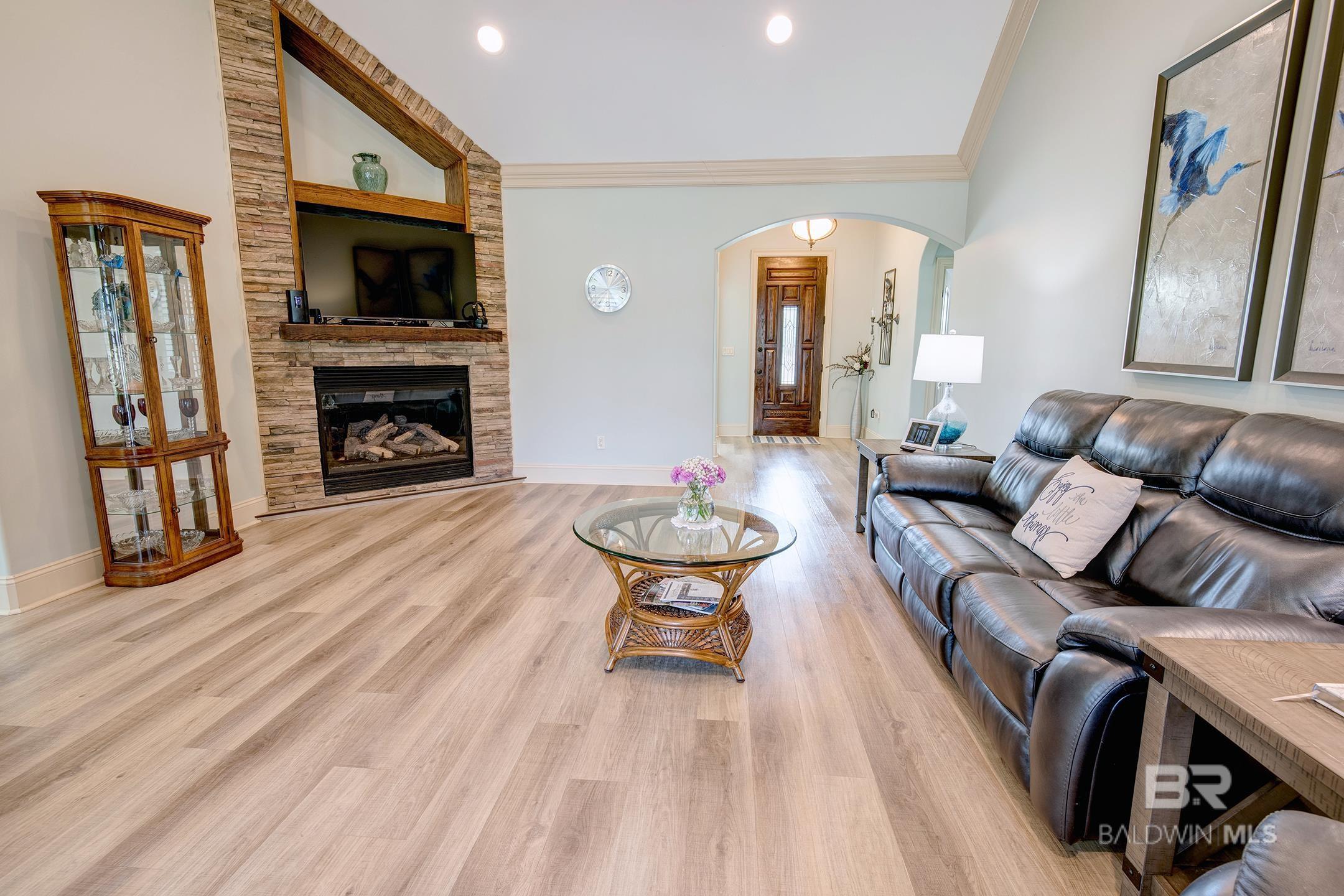 https://zimg.paragon.ice.com/ParagonImages/Property/PG/BCAR/396640/47/0/0/24566168bc307dbf010d49d6beda1736/7/af1e6570cbf7e1995d546dba8da456a9/396640-f00455df-b761-4819-b1a1-1293aea19af5.JPG