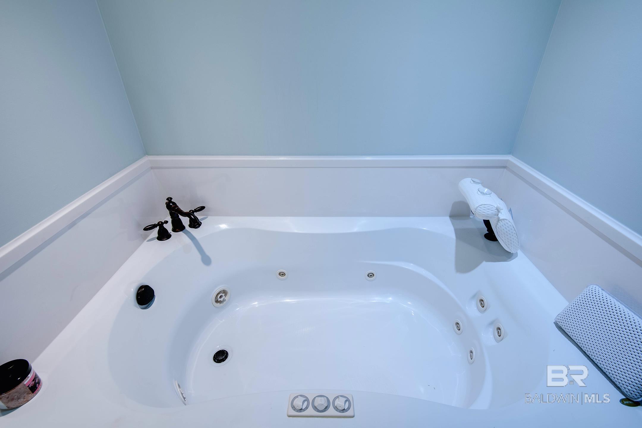 https://zimg.paragon.ice.com/ParagonImages/Property/PG/BCAR/396640/61/0/0/3b1dbddd8944fd0747f9295293227c0b/7/af1e6570cbf7e1995d546dba8da456a9/396640-3aaf4e5d-37a5-4ebf-9ce0-479d8f79d387.JPG