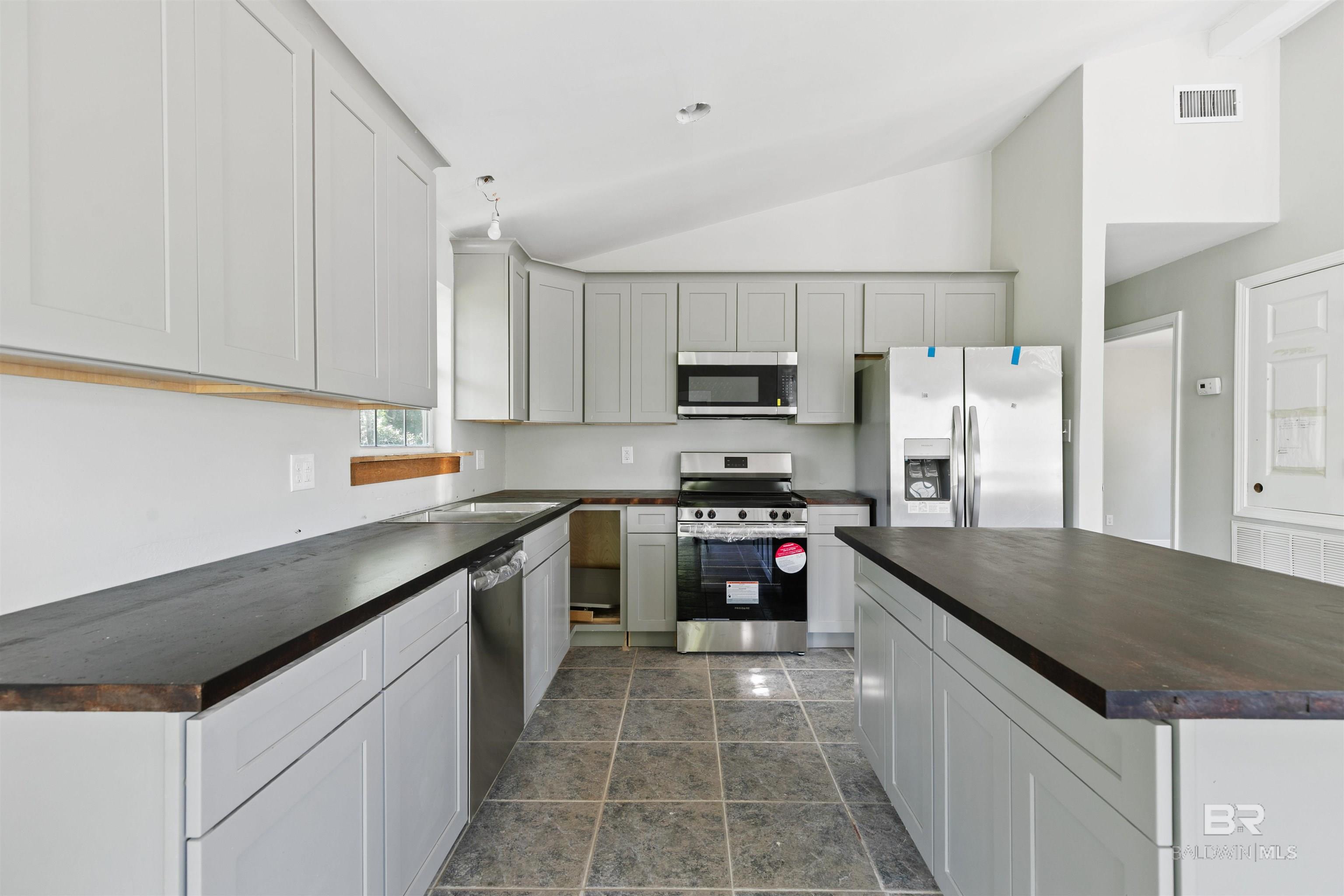 https://zimg.paragon.ice.com/ParagonImages/Property/PG/BCAR/396684/14/0/0/4f11d5d91521614f847fe0d1c2803ad8/7/ca4537632a8fc8ba38f301928efc088b/396684-9557342e-dbc8-47d3-accf-2506ec9eb8b2.JPG