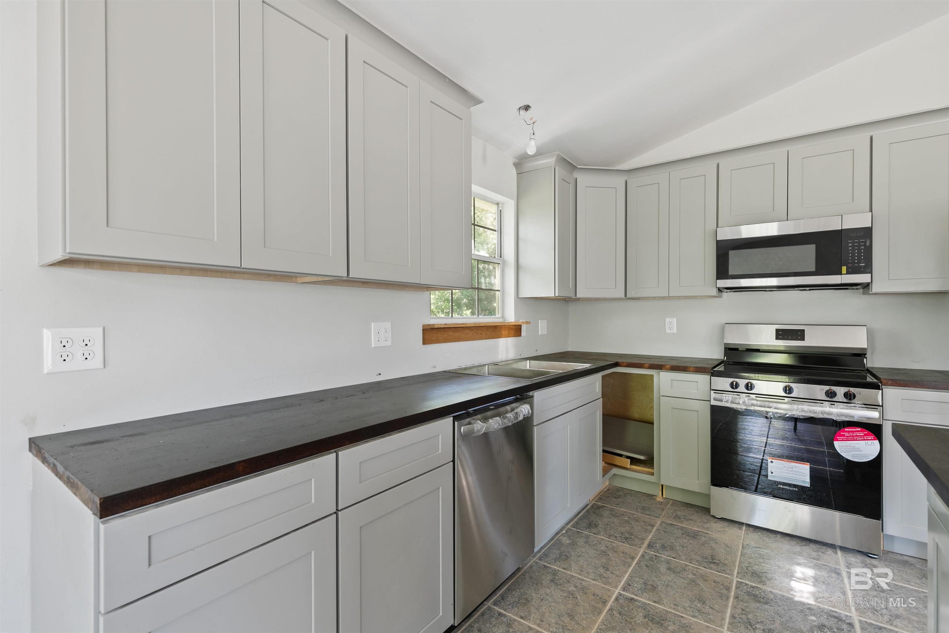 https://zimg.paragon.ice.com/ParagonImages/Property/PG/BCAR/396684/15/0/0/41a70d48a4ecfb7e4def895885be9215/7/ca4537632a8fc8ba38f301928efc088b/396684-11851816-092d-4b17-bea1-5c4a54da9616.JPG