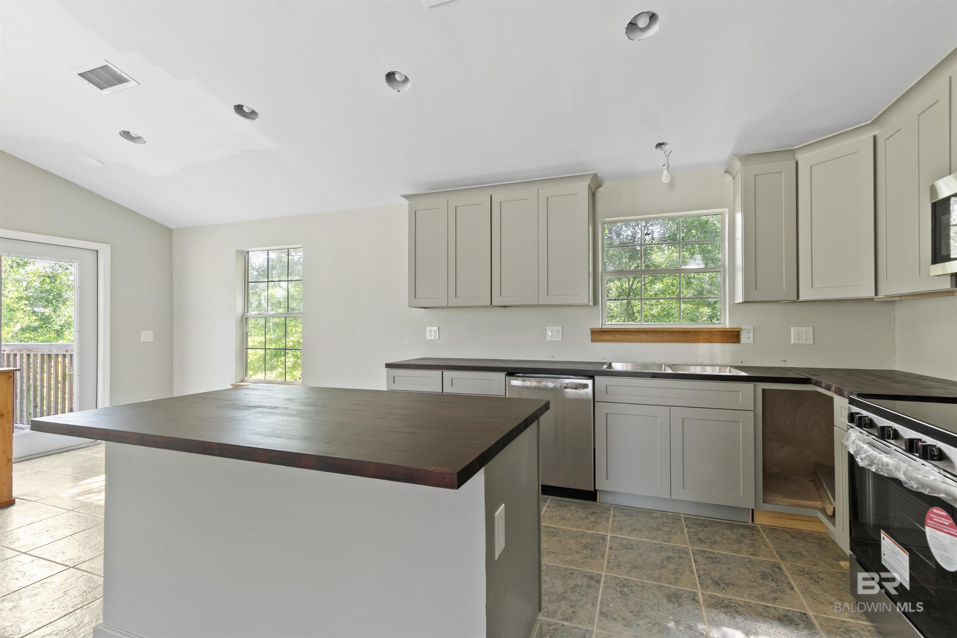 https://zimg.paragon.ice.com/ParagonImages/Property/PG/BCAR/396684/19/0/0/823ab30e4e842adf7e3cc5a7f718a628/7/ca4537632a8fc8ba38f301928efc088b/396684-9e14f570-8ec3-4fb7-9e06-7c732da31aa1.JPG