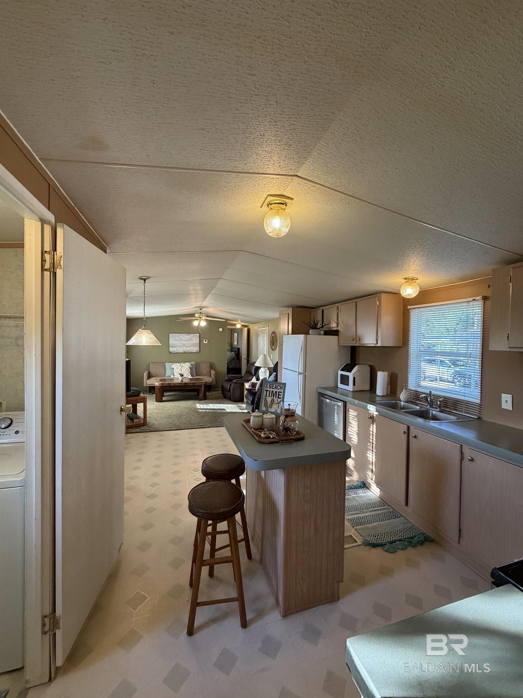 https://zimg.paragon.ice.com/ParagonImages/Property/PG/BCAR/396685/4/0/0/b4a2f4f5f999cb7d934981a8cce30c43/7/a639e95d43958fa59da4017d183e6ef5/396685-83d39e63-aabd-4779-a91b-80815923a014.JPG