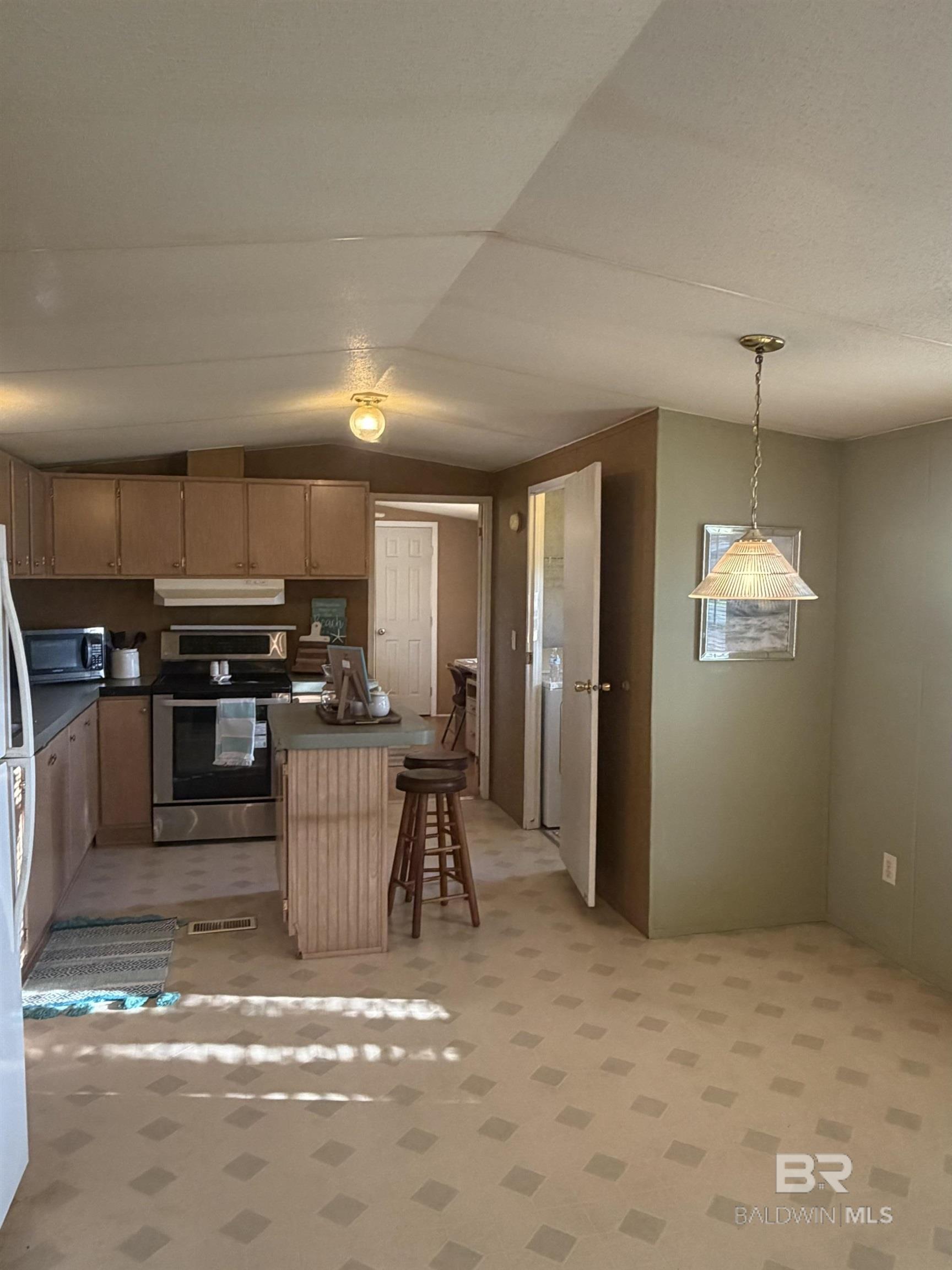 https://zimg.paragon.ice.com/ParagonImages/Property/PG/BCAR/396685/5/0/0/aa74bb6396819b1291c498ea06411452/7/a639e95d43958fa59da4017d183e6ef5/396685-c7e1cd32-6109-4d76-8505-75bda52b81c9.JPG