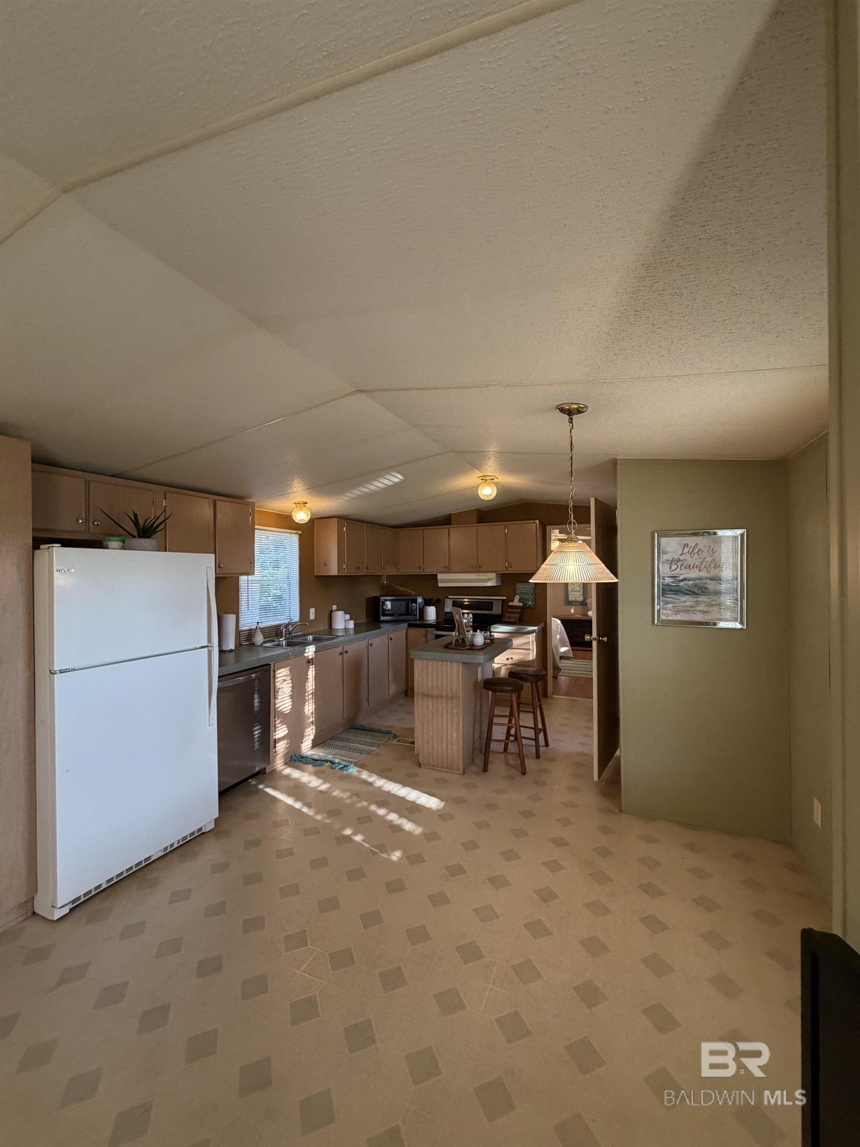 https://zimg.paragon.ice.com/ParagonImages/Property/PG/BCAR/396685/6/0/0/c887a7c51f970966022a416ca90b5f50/7/a639e95d43958fa59da4017d183e6ef5/396685-d9fb825d-864c-42c2-8915-ff2c5f4c8e16.JPG