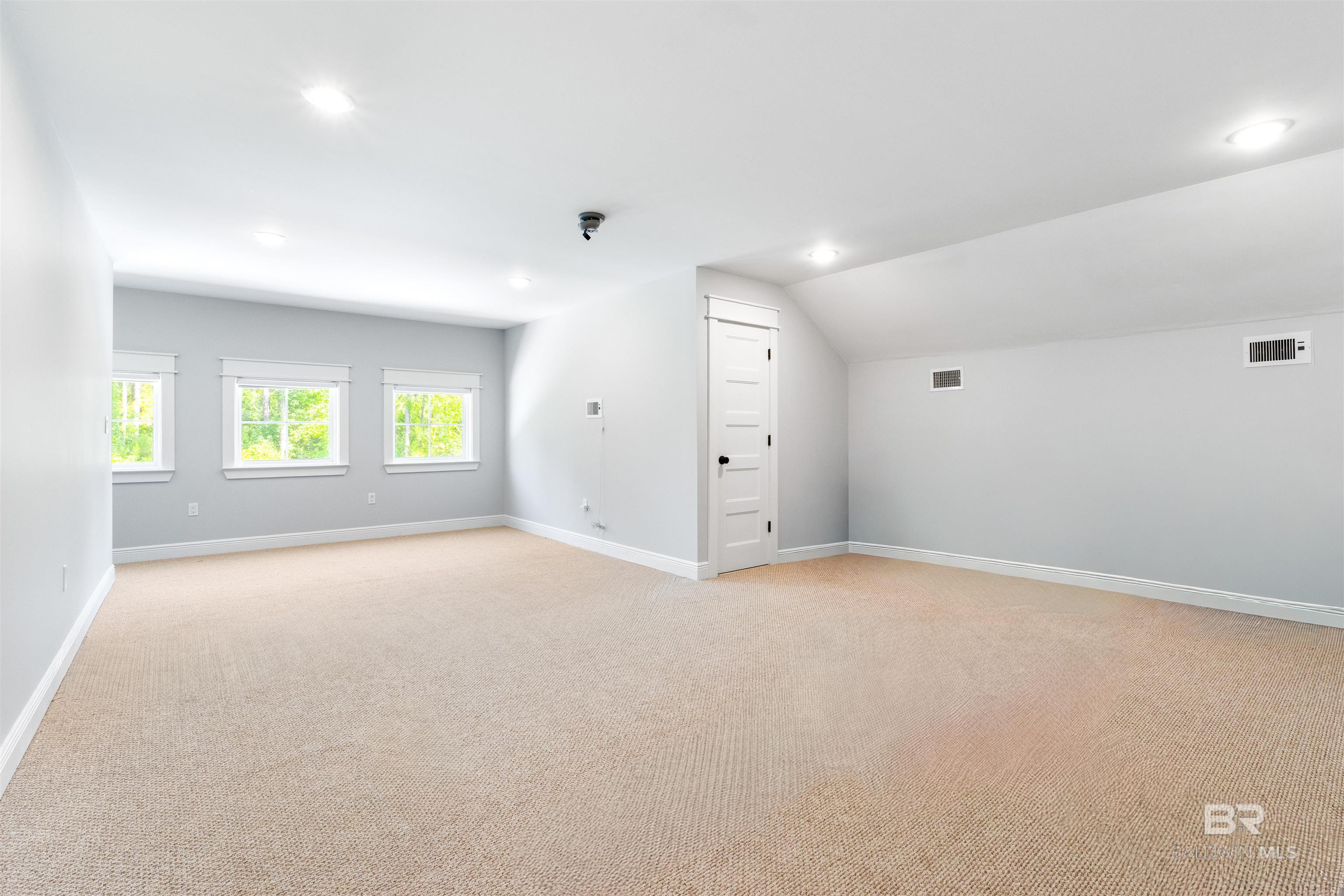 https://zimg.paragon.ice.com/ParagonImages/Property/PG/BCAR/396729/14/0/0/192803e6d6a5532056b2da3d8065781a/7/b6aa34c0467dd12e9b1809c9c93c1593/396729-f569486f-e33d-41d7-9264-a065d143e7f3.JPG