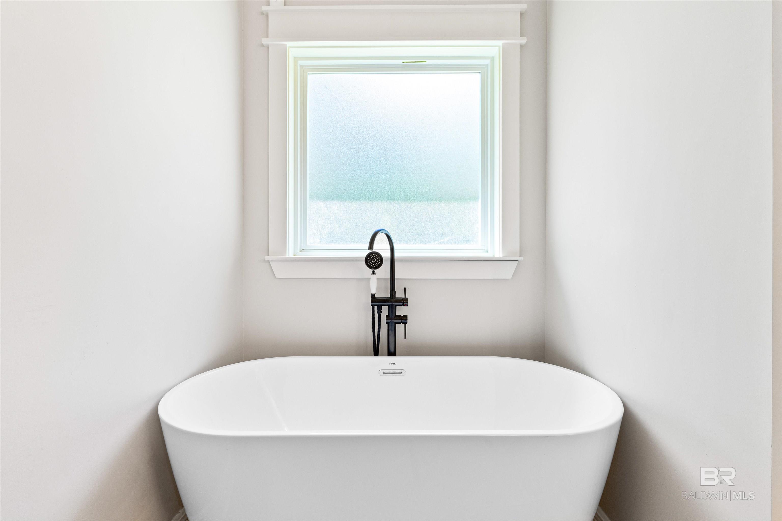 https://zimg.paragon.ice.com/ParagonImages/Property/PG/BCAR/396729/41/0/0/9dce1cb0a131c48a69690b2b98ff26d6/7/b6aa34c0467dd12e9b1809c9c93c1593/396729-eced59bb-3fdf-498f-ba9b-1519fbff714f.JPG