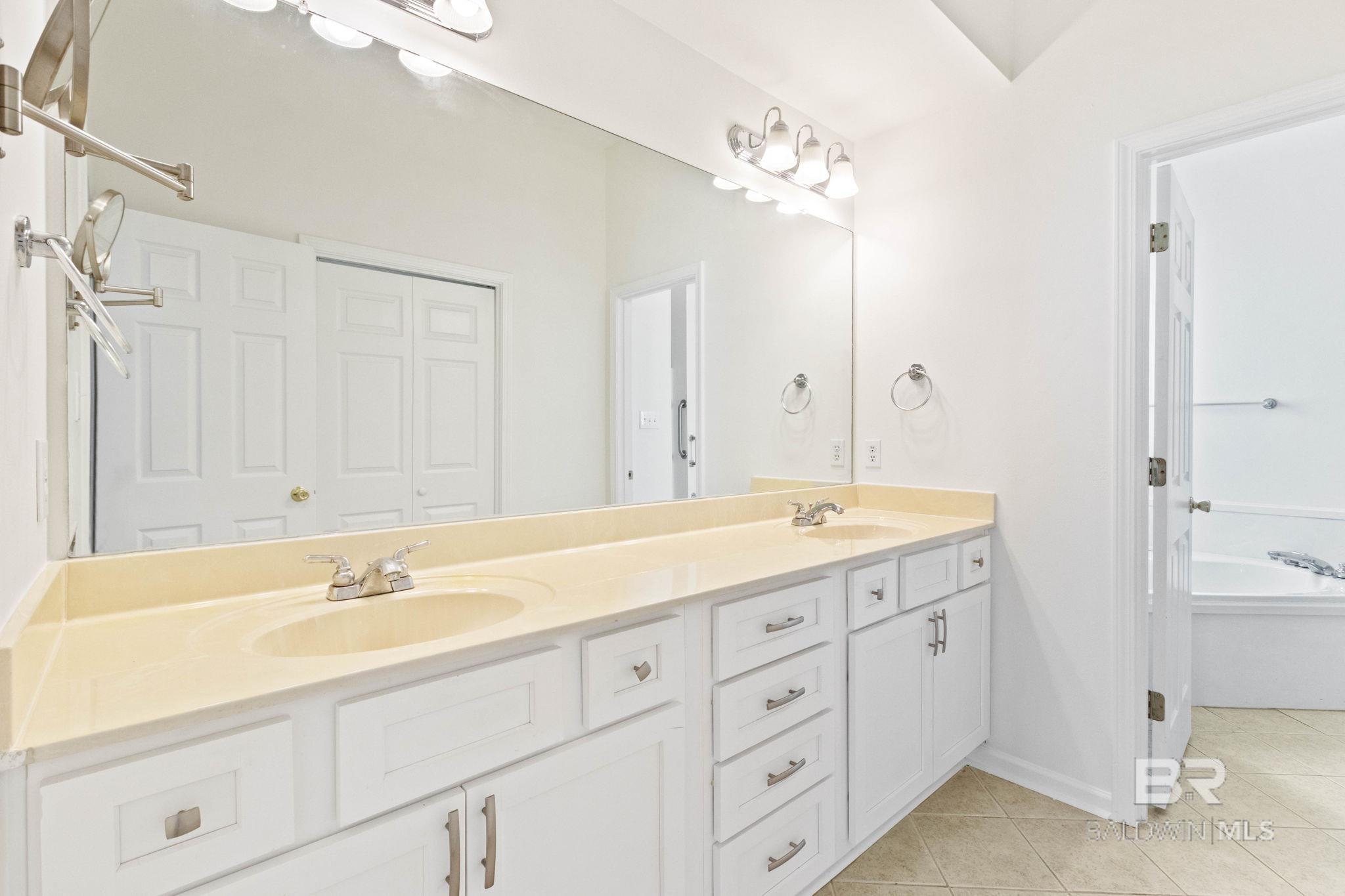 https://zimg.paragon.ice.com/ParagonImages/Property/PG/BCAR/396744/19/0/0/0f79f725bed47af71a59ab3a97a21df1/7/52c903adbb33e97da4564b52910766e5/396744-be975d89-c4ac-432b-9feb-3eb4ac604d92.JPG