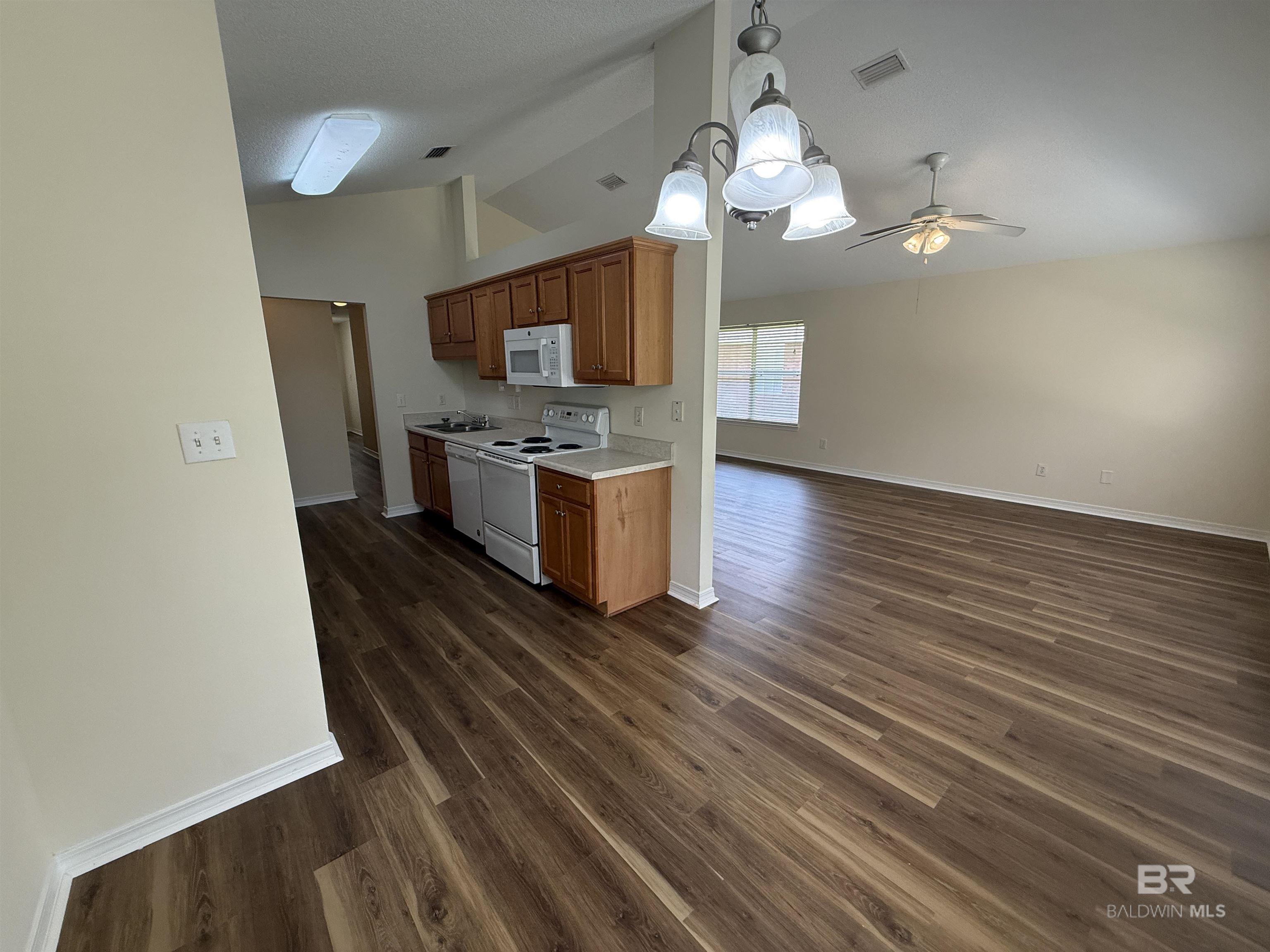 https://zimg.paragon.ice.com/ParagonImages/Property/PG/BCAR/396755/3/0/0/179cd563d81910261a59a20f9c979db8/7/7e37364690eb7d51d2751ac411895a98/396755-40ff53e6-2c7d-4b11-a876-4b4c580c54fc.JPG