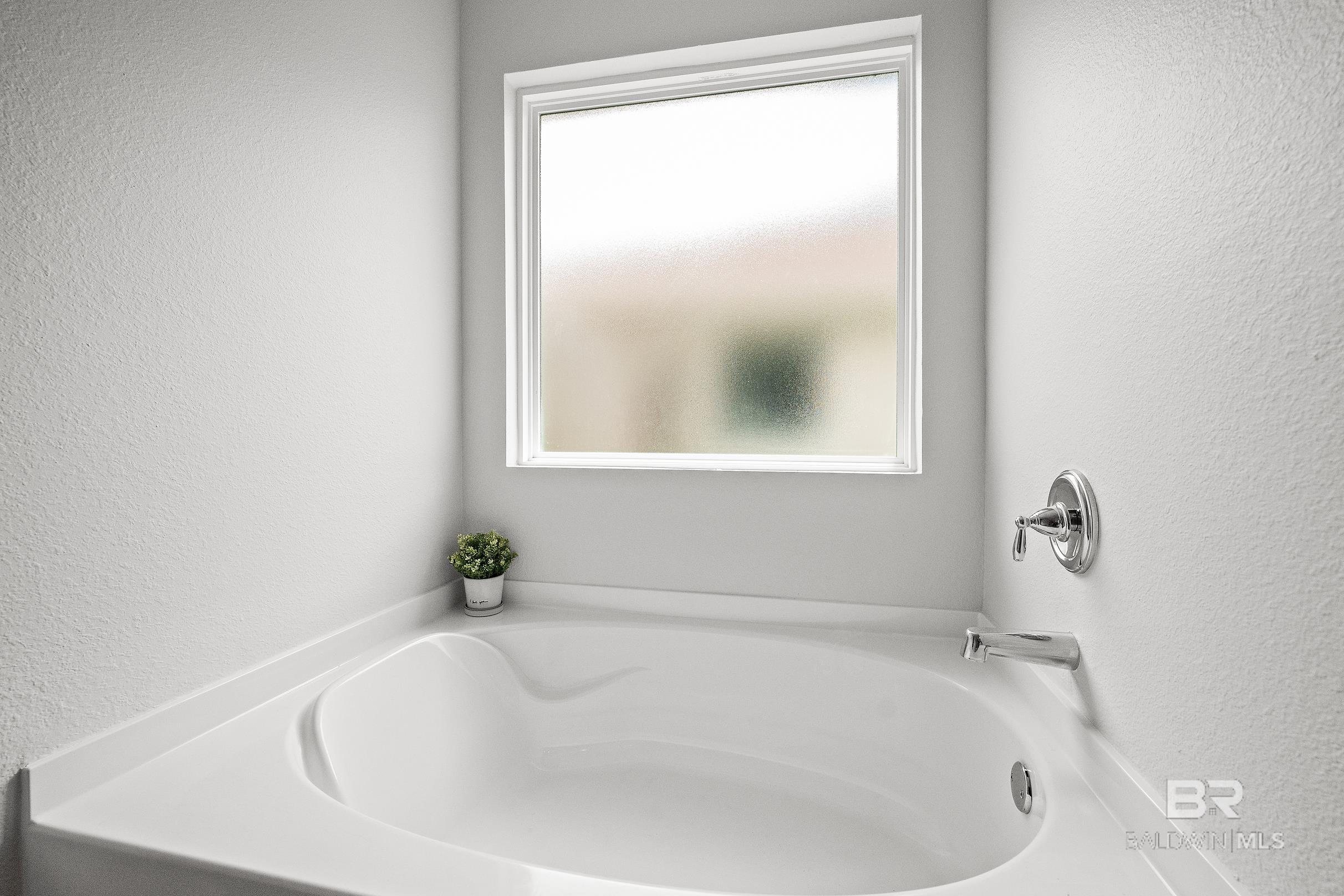 https://zimg.paragon.ice.com/ParagonImages/Property/PG/BCAR/396808/11/0/0/7e59ff9430c55b8702d6280873016d61/7/675b71fa4014f46826b5704c43a4e375/396808-b5ab8779-bed9-451d-ba63-1b9d887c478e.JPG