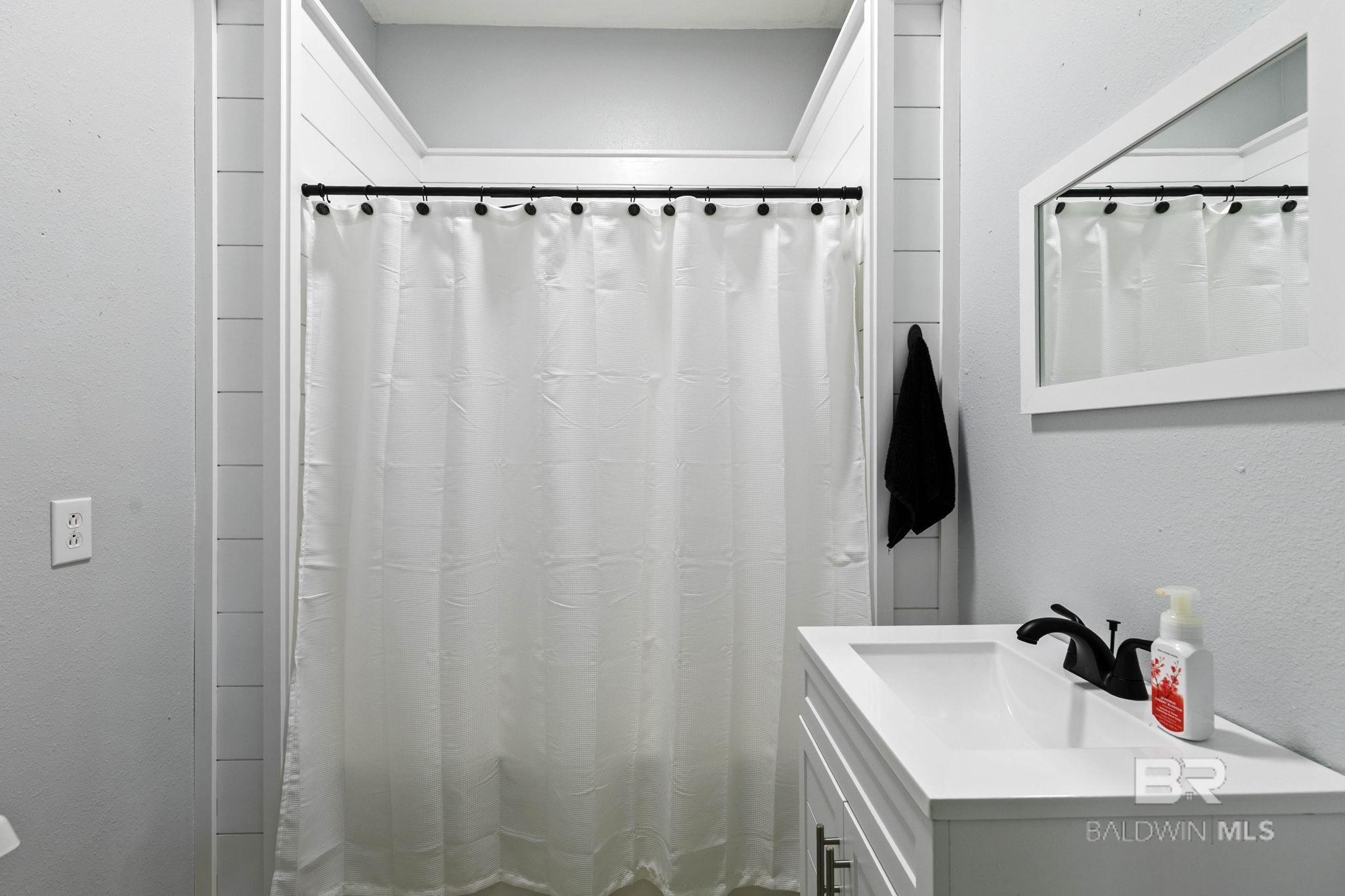 https://zimg.paragon.ice.com/ParagonImages/Property/PG/BCAR/396832/27/0/0/04d81793404ab8ca896c8f5fd616c29b/7/1b56e9d60ec1e1c19f7e47d9073e1a2a/396832-0ca0be3d-41d6-4468-a263-ce75fefc02a3.JPG