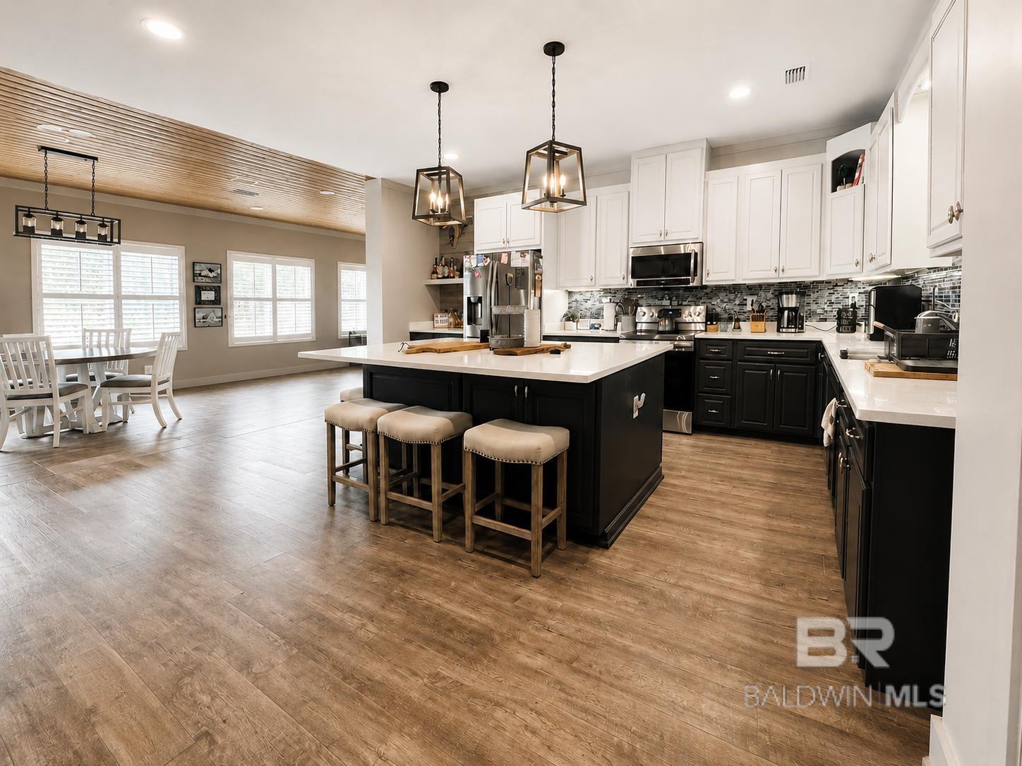 https://zimg.paragon.ice.com/ParagonImages/Property/PG/BCAR/396919/36/0/0/26cd35c83bb6045dd0224ef2ca873968/7/a835a05d622358e5e7e64d48a8ac4f20/396919-afa438fe-ba9b-466b-b4b1-e79b8495293d.JPG