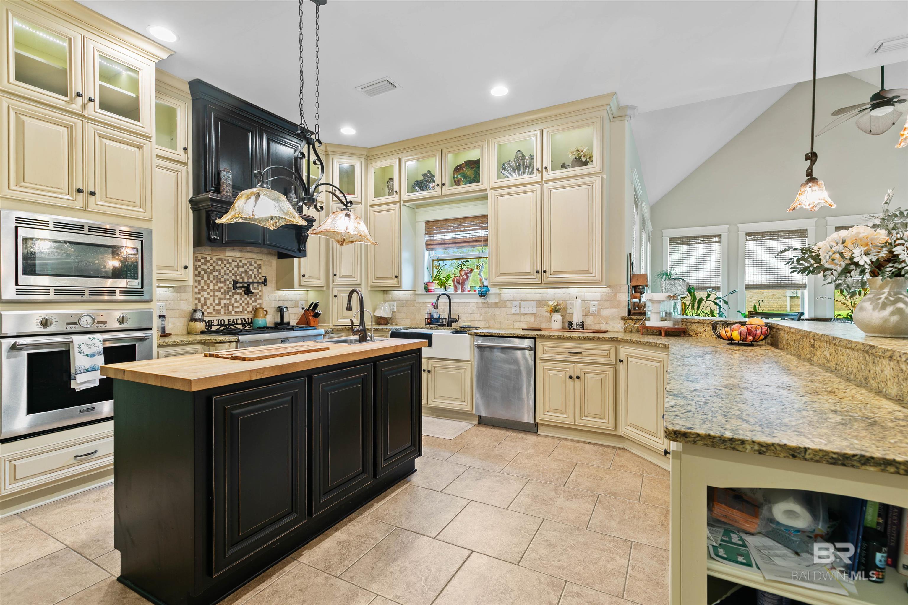 https://zimg.paragon.ice.com/ParagonImages/Property/PG/BCAR/396927/22/0/0/e4d607a3d6e6b30816316b0b907edd37/7/246e54ce6b4ebd8da000692c3e27dad3/396927-2467a6d8-4d51-40be-98ee-4b915e9ceeb4.JPG