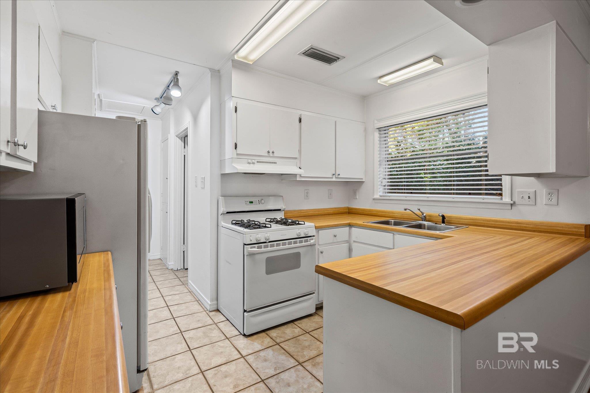 https://zimg.paragon.ice.com/ParagonImages/Property/PG/BCAR/396944/6/0/0/de520c2a86aabef8620bf8c3591078a4/7/39e2d36125e35968c6ebfe9cc6e68fcb/396944-e14e86d4-39e5-424f-9181-2800dbf78d2a.JPG