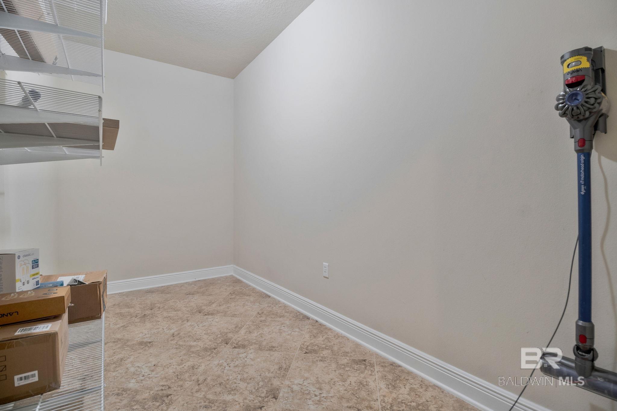 https://zimg.paragon.ice.com/ParagonImages/Property/PG/BCAR/396966/21/0/0/6cb594bdd12195d8dc399bc8b99c6c6b/7/557960b9bc59ef9354c986df9fc84dc1/396966-d9c215b7-a2de-41fd-9aef-8d11a1430398.JPG