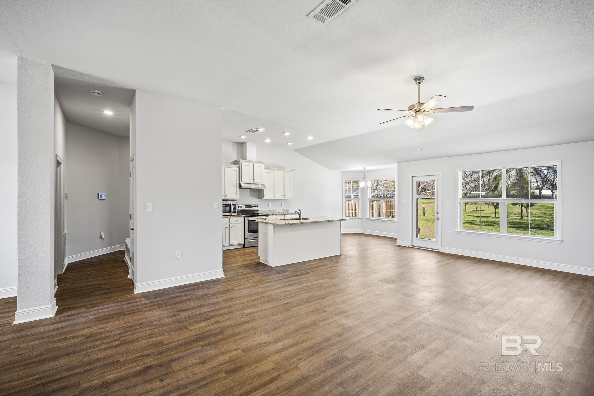 https://zimg.paragon.ice.com/ParagonImages/Property/PG/BCAR/397107/6/0/0/c2a44e0c9be60577fa075755c5e1b354/7/e54ca7c9ff1fc745eca32b14ade90726/397107-F1A67FF8-1B13-4806-9391-BC4039C555DA.JPG