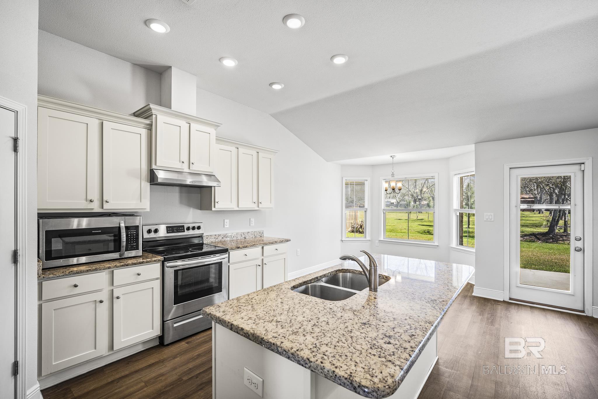https://zimg.paragon.ice.com/ParagonImages/Property/PG/BCAR/397107/8/0/0/60acc812cdbfc943d552932b42eca406/7/e54ca7c9ff1fc745eca32b14ade90726/397107-2D595059-ADFD-428C-85A6-DB7CD30C9CDF.JPG