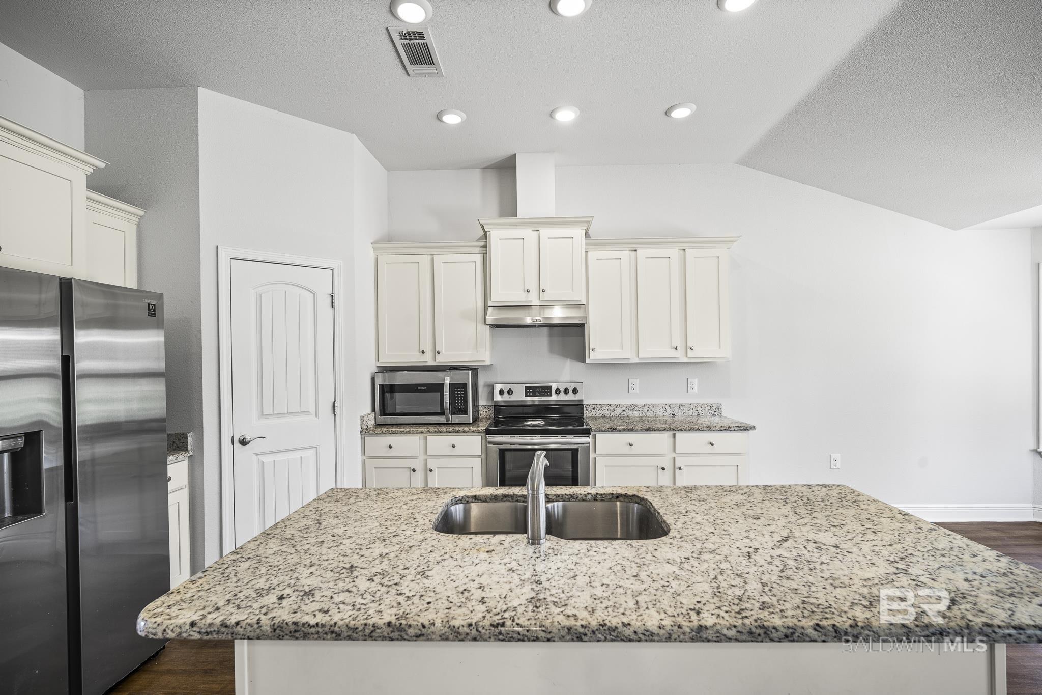 https://zimg.paragon.ice.com/ParagonImages/Property/PG/BCAR/397107/9/0/0/80dd51d8234d159d8ef4101fa7ef9cae/7/e54ca7c9ff1fc745eca32b14ade90726/397107-75D8E8D5-FF46-4AA9-8325-6A1597093C0F.JPG