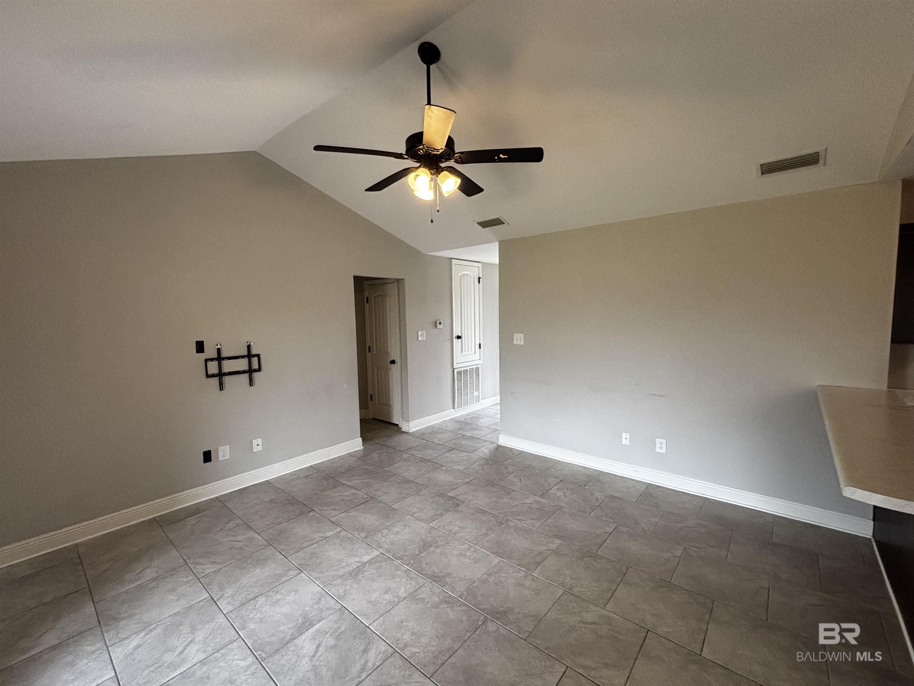 https://zimg.paragon.ice.com/ParagonImages/Property/PG/BCAR/397119/2/0/0/7f7a15cf6a1d9720a9dd784017646717/7/1d7cbe6c06225162319b47de44815384/397119-2E565A00-76D0-46AD-AAB5-8F34E9392775.JPG