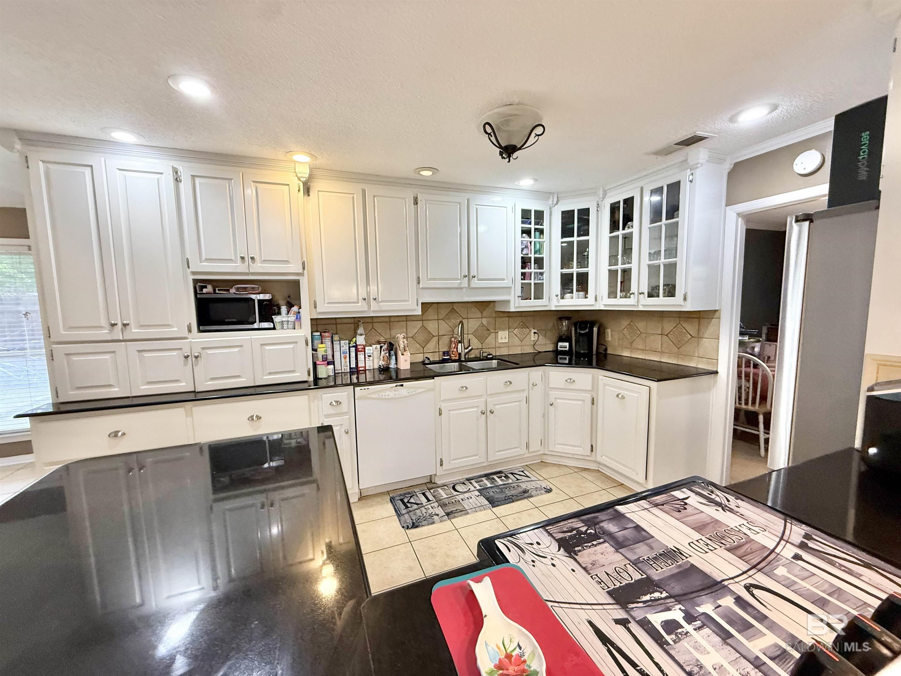 https://zimg.paragon.ice.com/ParagonImages/Property/PG/BCAR/397123/11/0/0/333692f6d07c9cdea7c3322529879b74/7/421f5e875a5722a2b0b77727894a47f0/397123-eb19d039-85aa-4888-8192-7d676ffbca5f.JPG