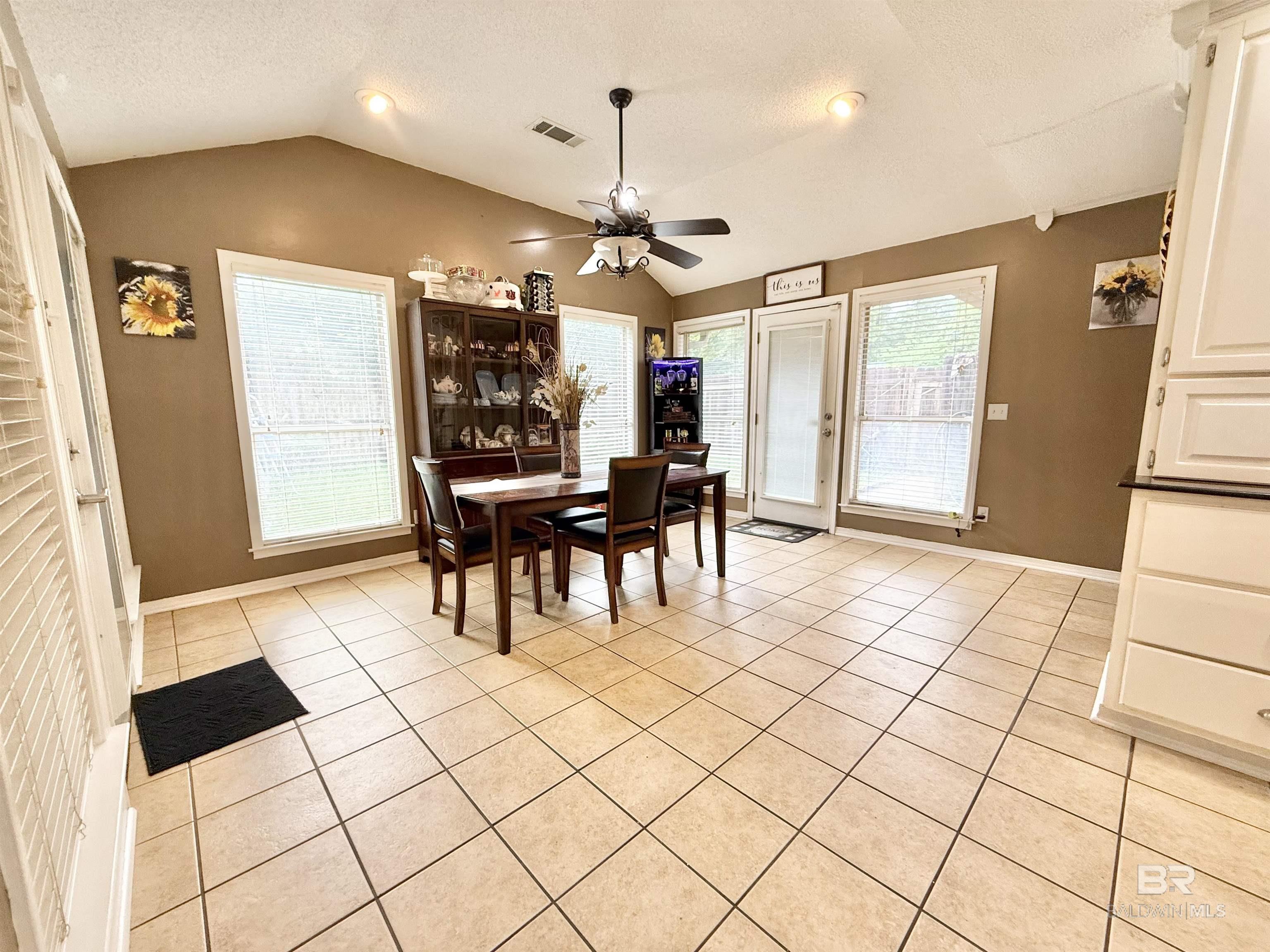 https://zimg.paragon.ice.com/ParagonImages/Property/PG/BCAR/397123/14/0/0/7e11bd9f3e8de83892095d2b79baa297/7/421f5e875a5722a2b0b77727894a47f0/397123-604dcd3f-54d3-4469-aeb4-51925bf9a427.JPG