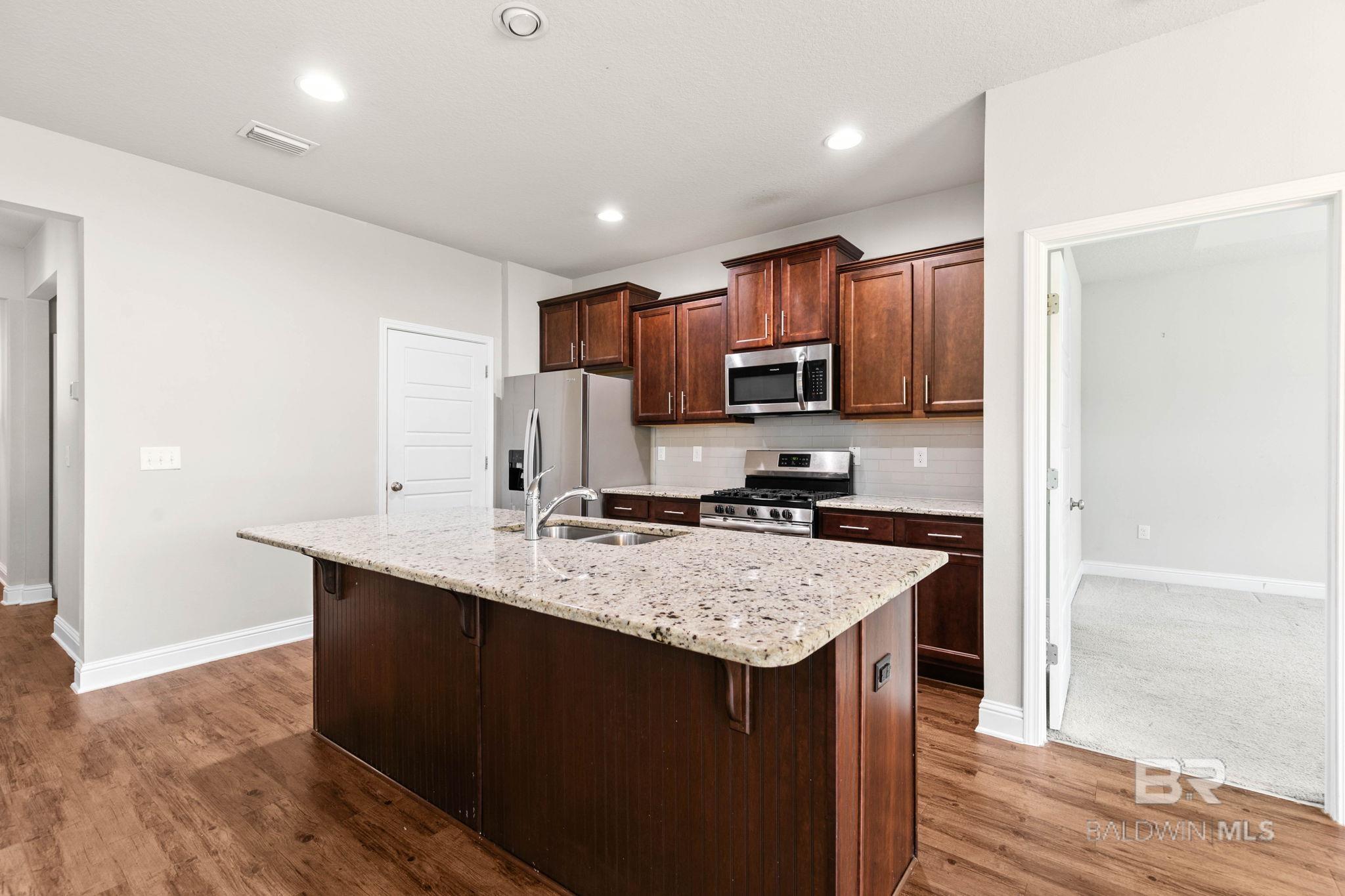 https://zimg.paragon.ice.com/ParagonImages/Property/PG/BCAR/397124/11/0/0/f335bb0382faccdaaad228bf86cc0ef2/7/c04557911db0fce271278b480f8d109d/397124-26a9f5d2-ab42-4f4e-b632-82d010da6bd4.JPG