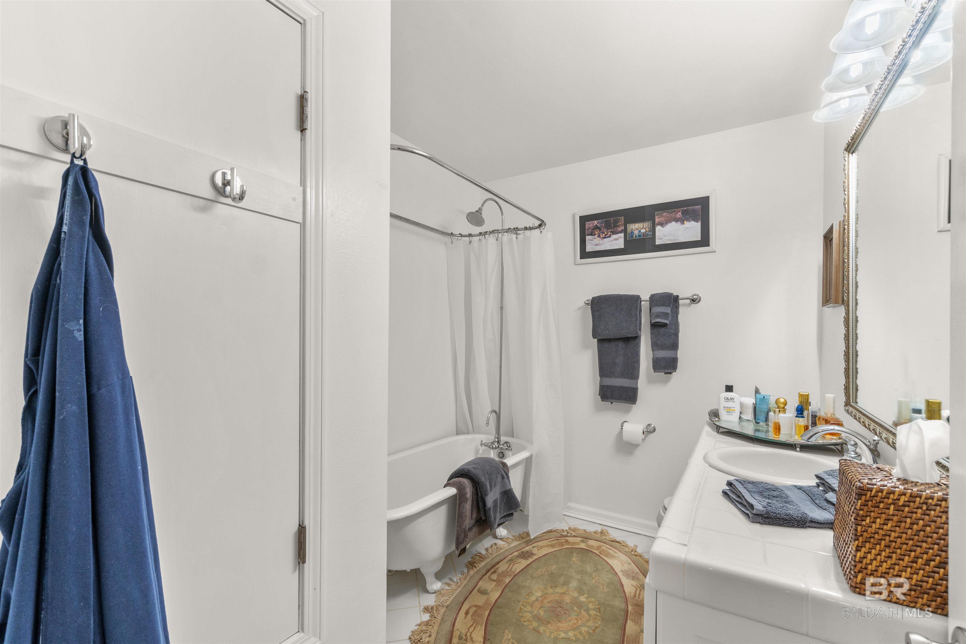 https://zimg.paragon.ice.com/ParagonImages/Property/PG/BCAR/397172/27/0/0/e0af9794d95954a878b3217441c1b039/7/cef3990dc67490569a5351aff76af655/397172-4f18f639-4122-4cb2-9892-a35535aad410.JPG