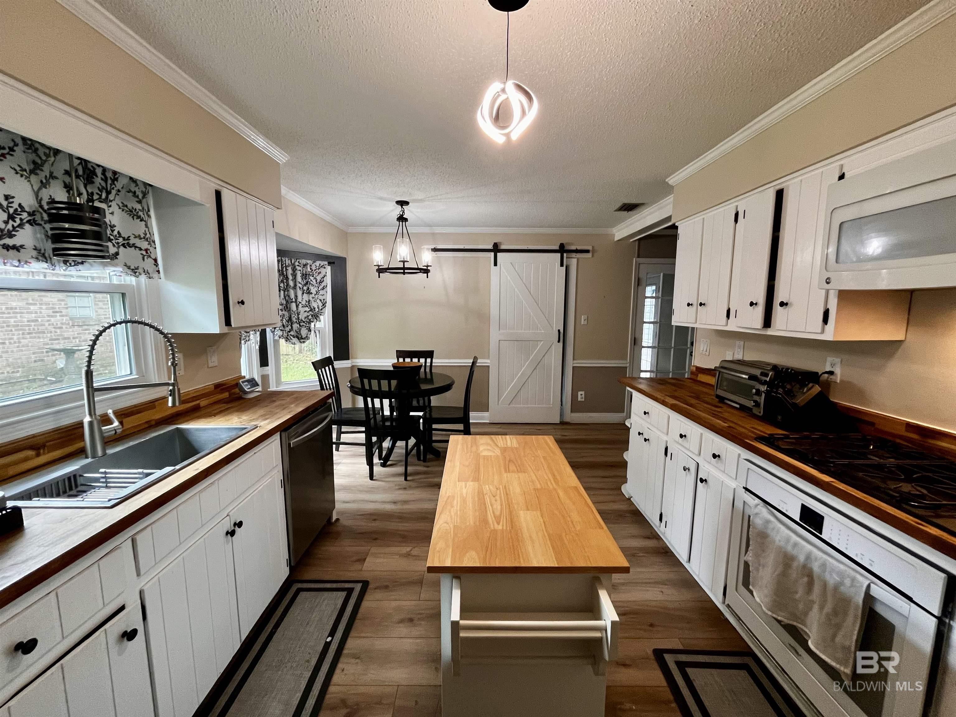 https://zimg.paragon.ice.com/ParagonImages/Property/PG/BCAR/397173/3/0/0/75cf10fbc893f75bfbf851d467438347/7/50d7ecd7dfd3046de5e427376641802b/397173-639b97a4-ff67-4e50-9af3-8bb1a54ad286.JPG