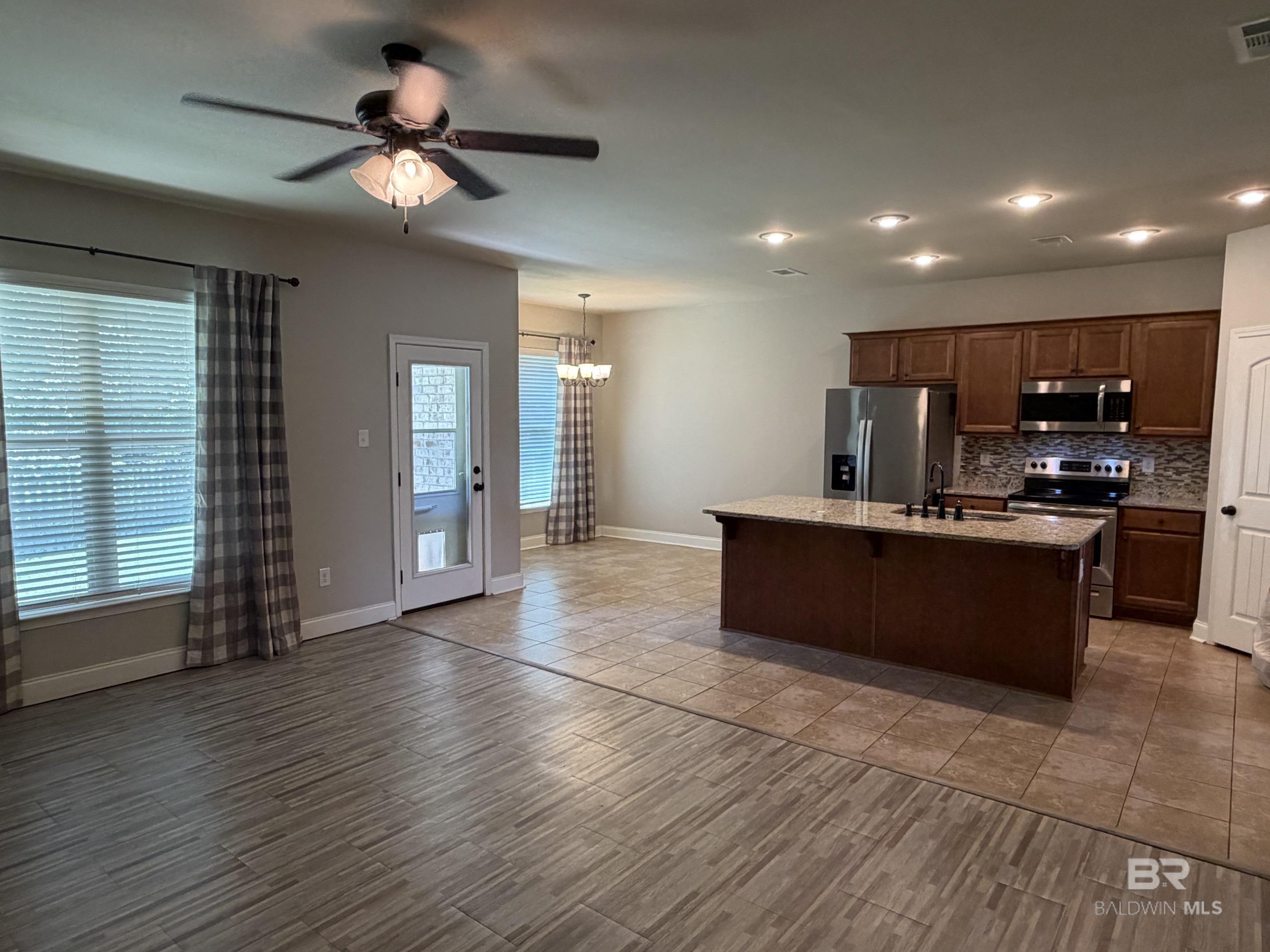 https://zimg.paragon.ice.com/ParagonImages/Property/PG/BCAR/397229/3/0/0/6c875e5d967a0e6bed5d8b46fb484d7f/7/6d8f23ab48eadf7ec0cd7363ce6110cf/397229-2284ebcc-4627-450a-8f79-d4b04265bf04.JPG