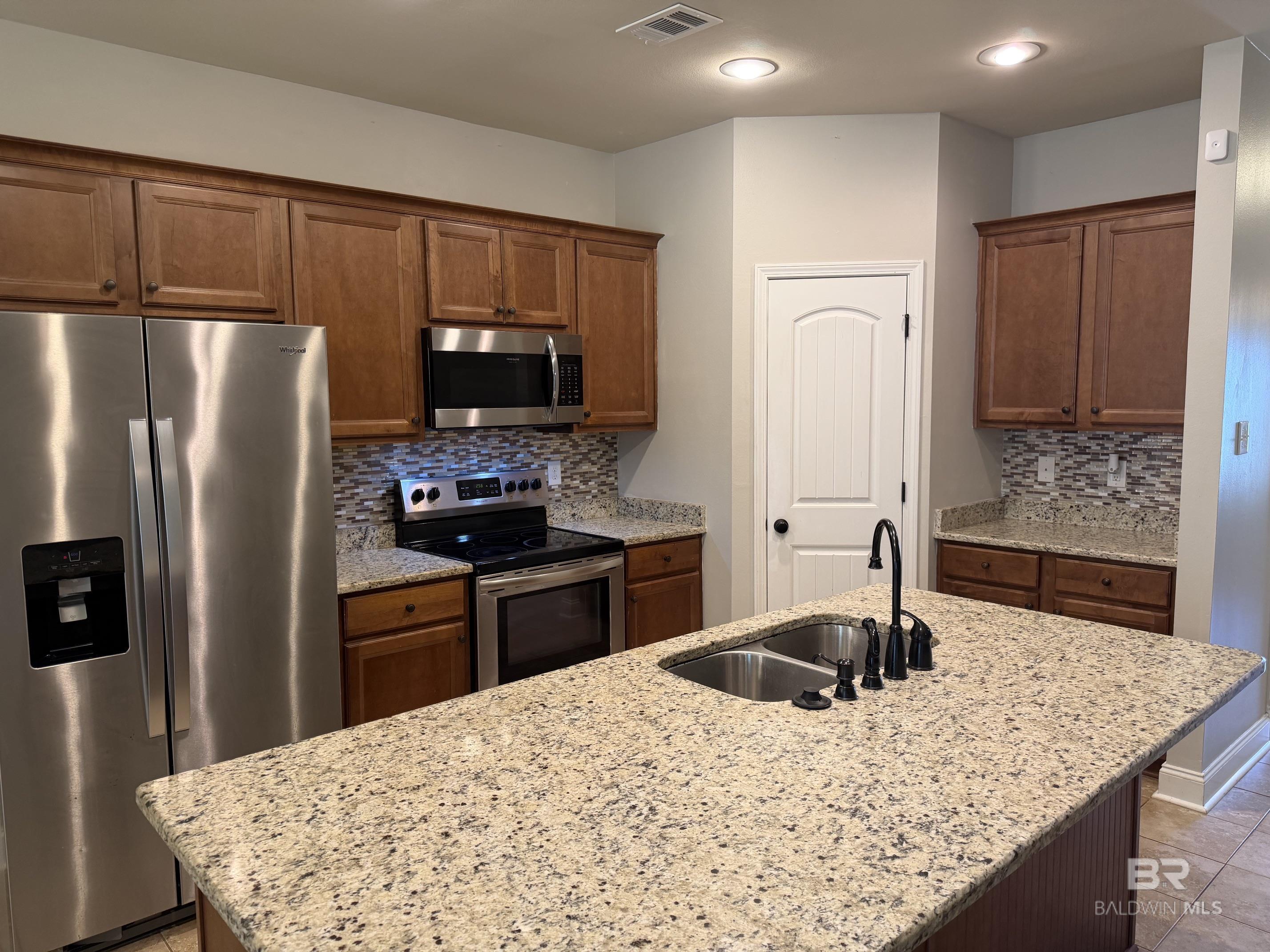 https://zimg.paragon.ice.com/ParagonImages/Property/PG/BCAR/397229/6/0/0/87c20a9dce65dfcab8283547579b10ee/7/6d8f23ab48eadf7ec0cd7363ce6110cf/397229-f37e4e89-e3bd-4690-b524-961eb3a9856f.JPG