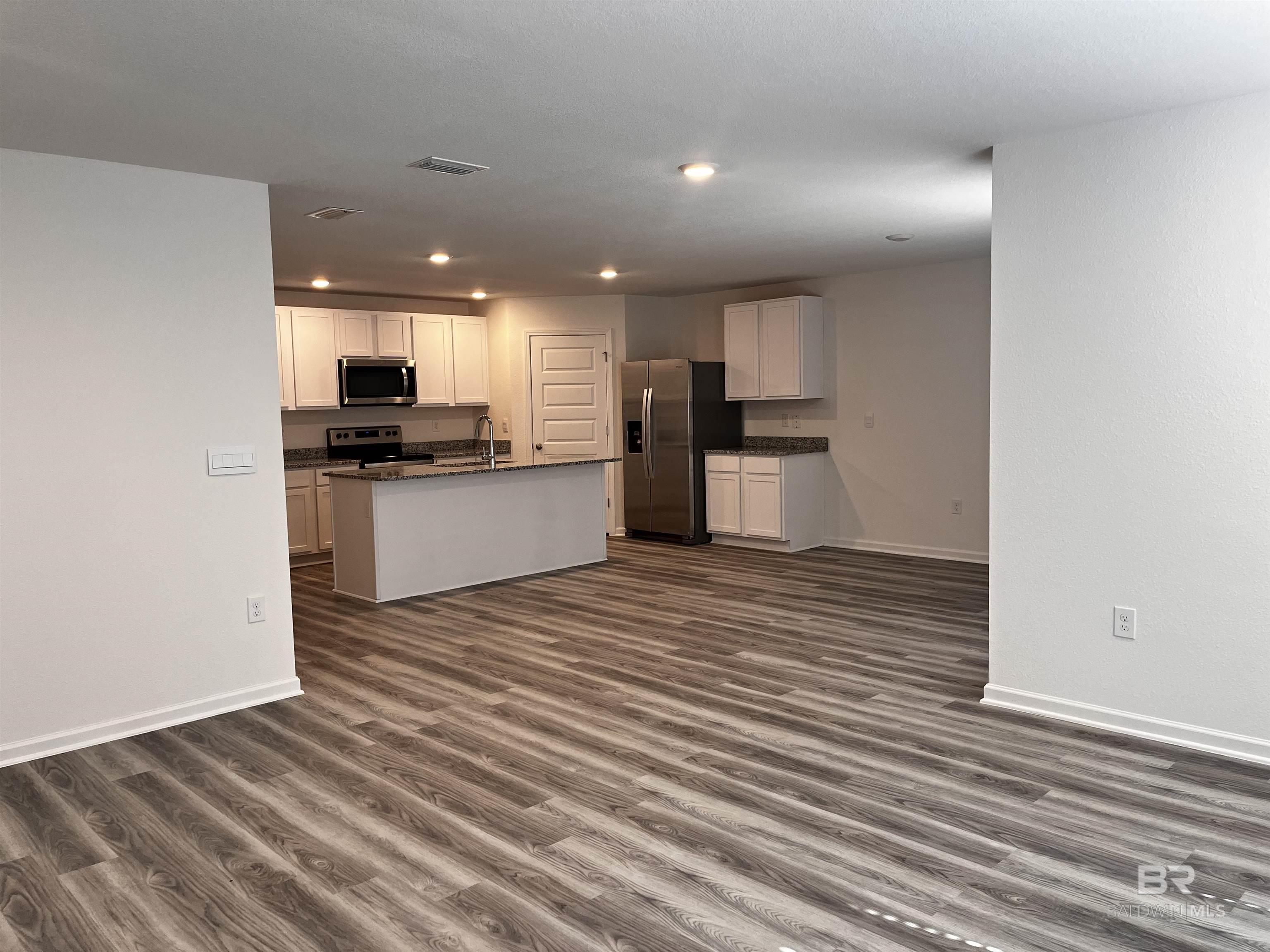 https://zimg.paragon.ice.com/ParagonImages/Property/PG/BCAR/397263/8/0/0/9b5ad47ab1f50c6d0806a4222ea13be5/7/7ab4d26a3f9651cef2c94186f7cf3ac1/397263-72D8088C-A6CD-4F72-8740-B7362676279B.JPG