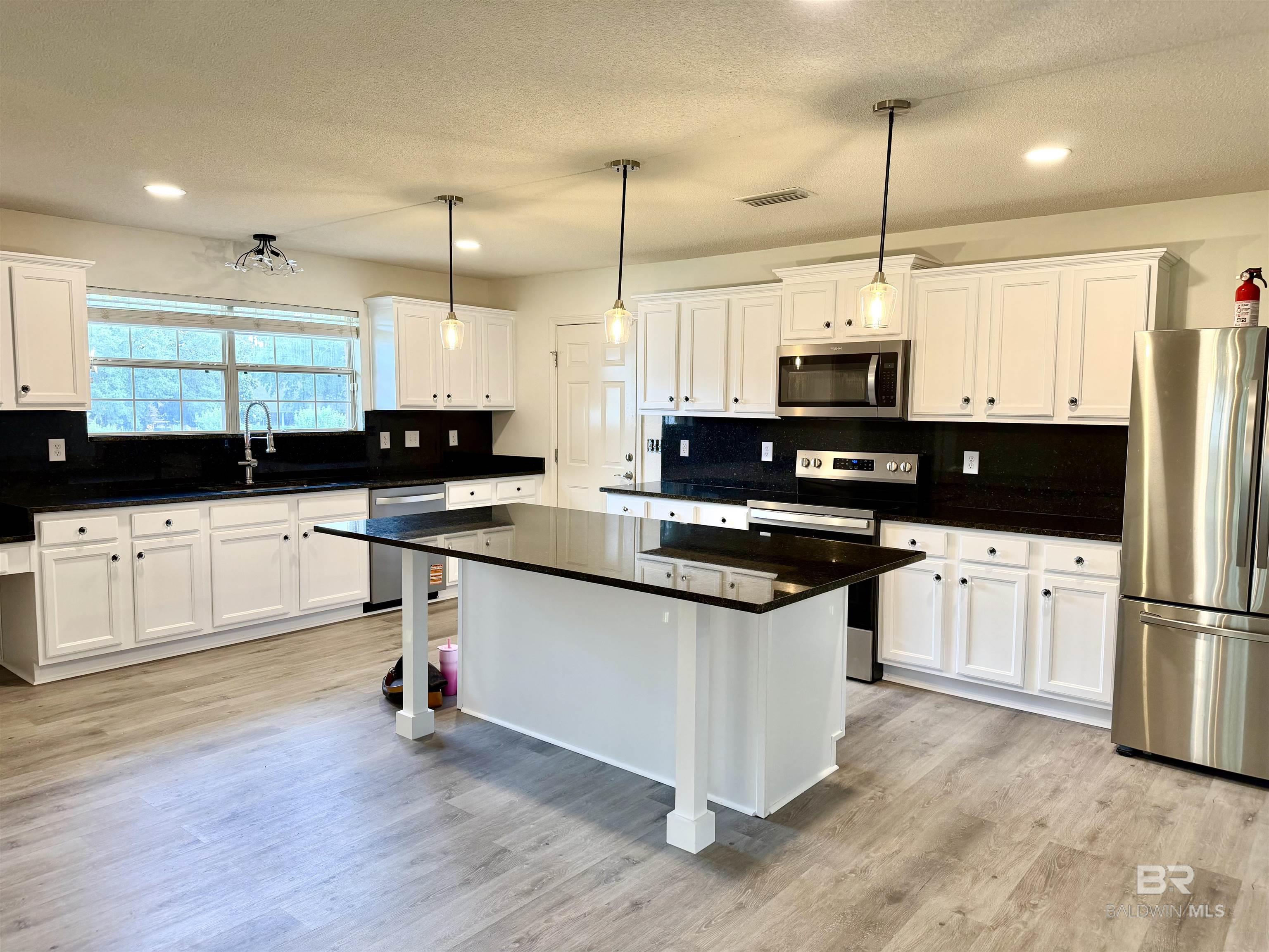 https://zimg.paragon.ice.com/ParagonImages/Property/PG/BCAR/397286/1/0/0/347ee53a3686b5404cdc1ad327cb5cb7/7/42694b3047f73b3dfe881cac173a4b58/397286-f2c47196-2cfc-4775-9306-8adaa8259144.JPG