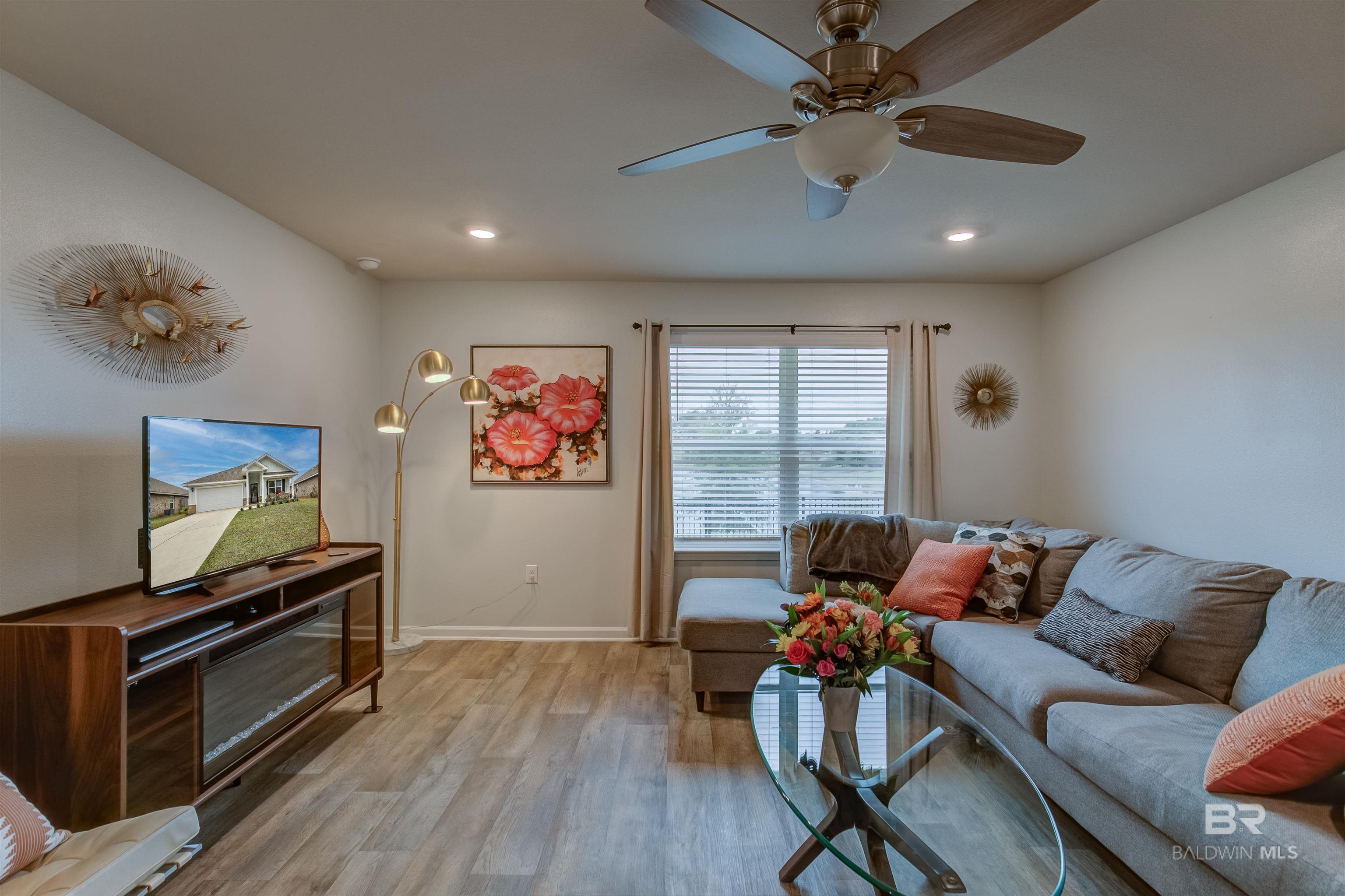 https://zimg.paragon.ice.com/ParagonImages/Property/PG/BCAR/397324/11/0/0/4eb1a2000c74e4e5ec6951caf122de7a/7/61c1c8d41292b673c649790d1284ec88/397324-19591277-db70-4eaf-bb71-46d2ba3e3dd8.JPG