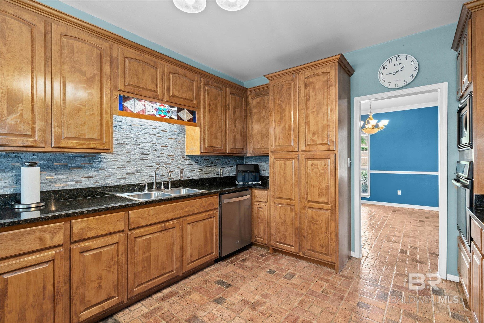 https://zimg.paragon.ice.com/ParagonImages/Property/PG/BCAR/397372/11/0/0/4553d5a6fa08bcff0778f95f9e8f7e63/7/a98b2a3a79074937f8578c63a786f284/397372-43cd7ab6-ccc4-48ff-baef-f89a34a3f8e3.JPG