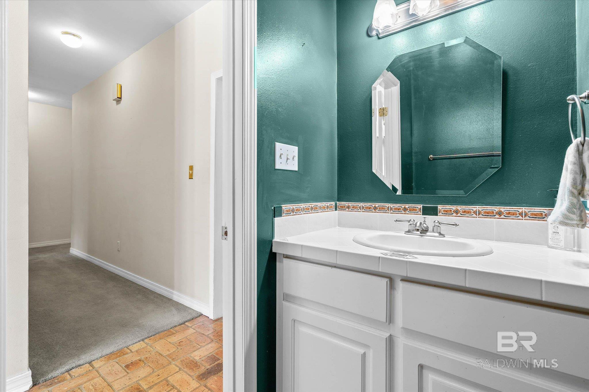 https://zimg.paragon.ice.com/ParagonImages/Property/PG/BCAR/397372/21/0/0/9a0ba05703919f19ca125650bd67362a/7/a98b2a3a79074937f8578c63a786f284/397372-bef64d13-a34d-4b7e-bb57-33b4056f5242.JPG