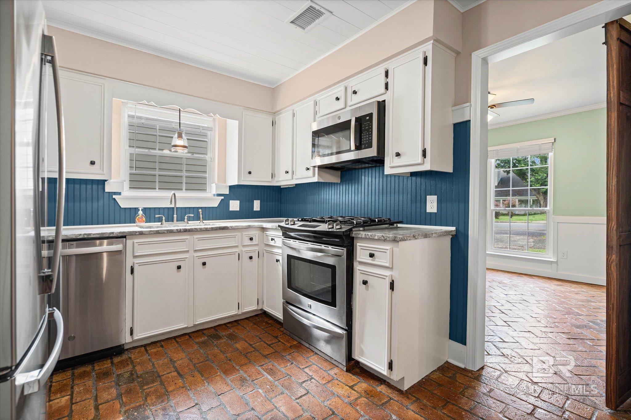 https://zimg.paragon.ice.com/ParagonImages/Property/PG/BCAR/397386/10/0/0/ec17949861fcd1cea3b06b4f6357b24e/7/7d66e7b3c7f78e09ffe1354c958ae3cc/397386-c257b411-7073-48ad-9d3a-c0b73ec88d26.JPG