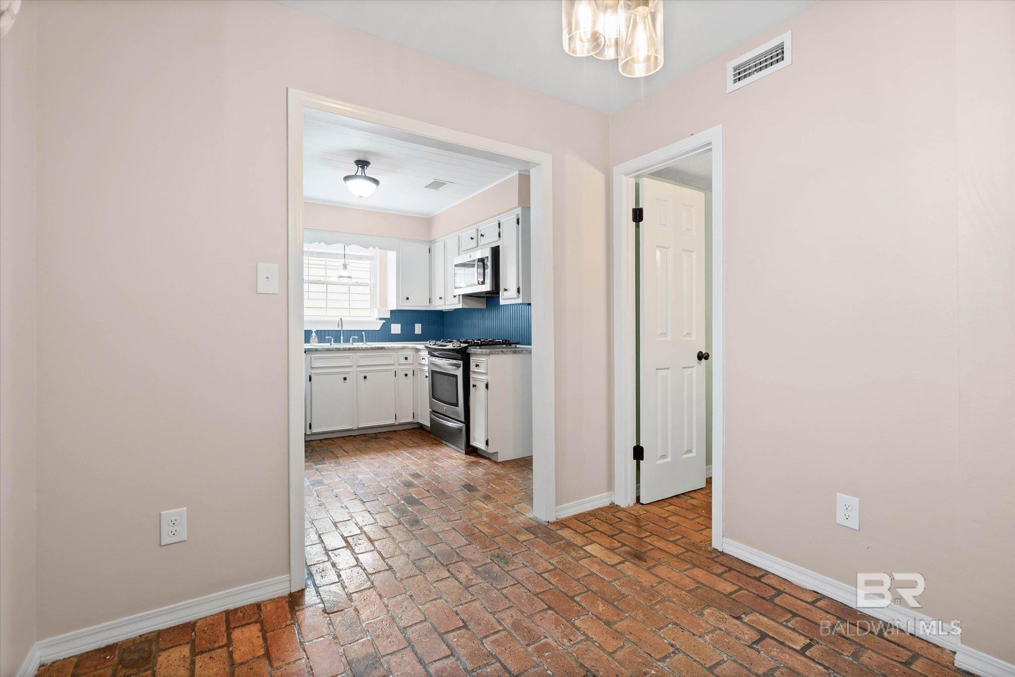 https://zimg.paragon.ice.com/ParagonImages/Property/PG/BCAR/397386/7/0/0/050f5f651fee75e98d07c5d1fdccdee2/7/7d66e7b3c7f78e09ffe1354c958ae3cc/397386-43a4cc5c-09f9-4489-a8e5-742c2c2baff0.JPG