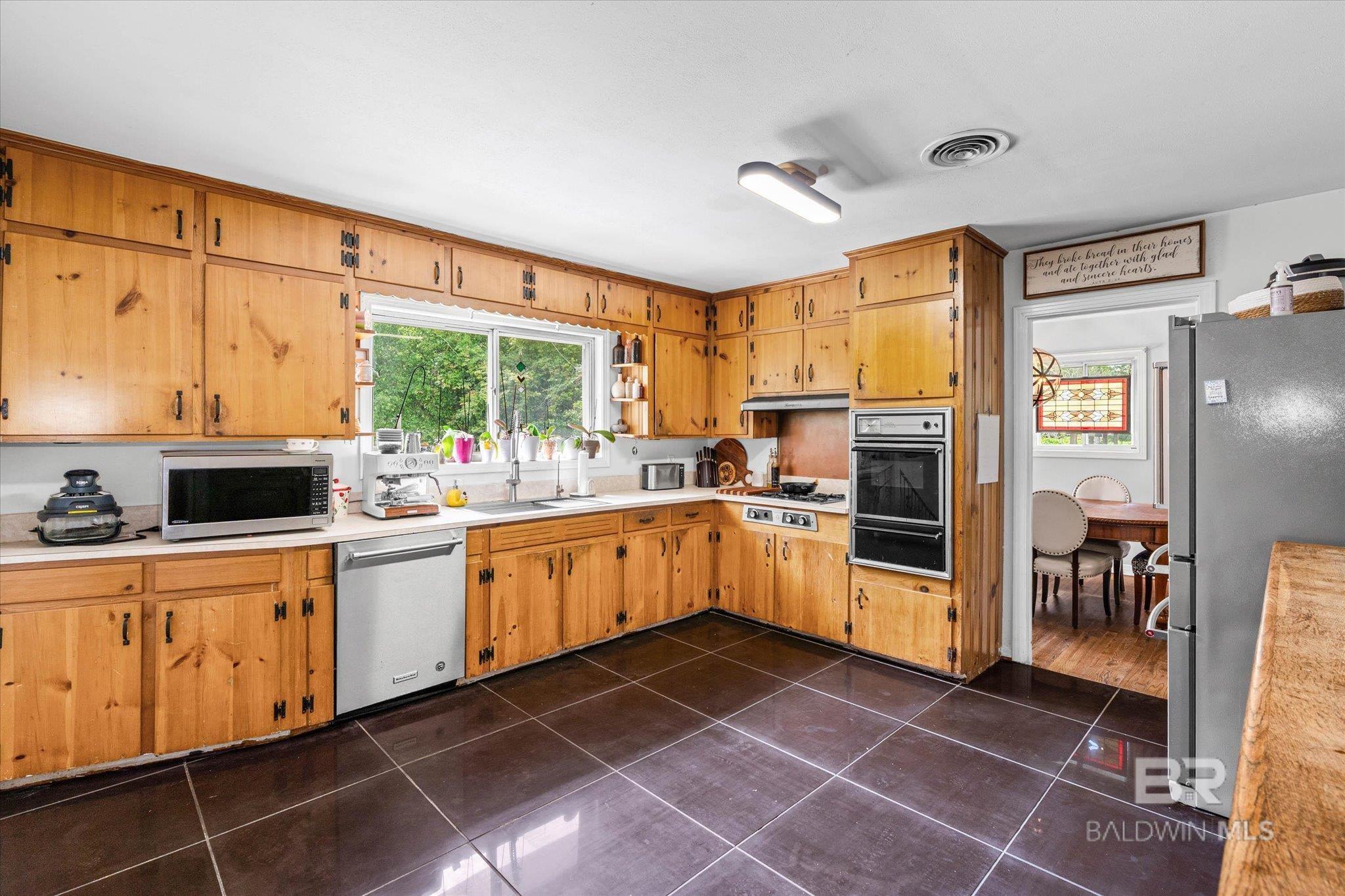 https://zimg.paragon.ice.com/ParagonImages/Property/PG/BCAR/397387/10/0/0/1682fd7c9b2881dd661df022965808f8/7/775fa638f4eb72239265cf5a0e3d67f7/397387-32ad555f-f77d-4d74-8fbd-580dd21a6d3d.JPG