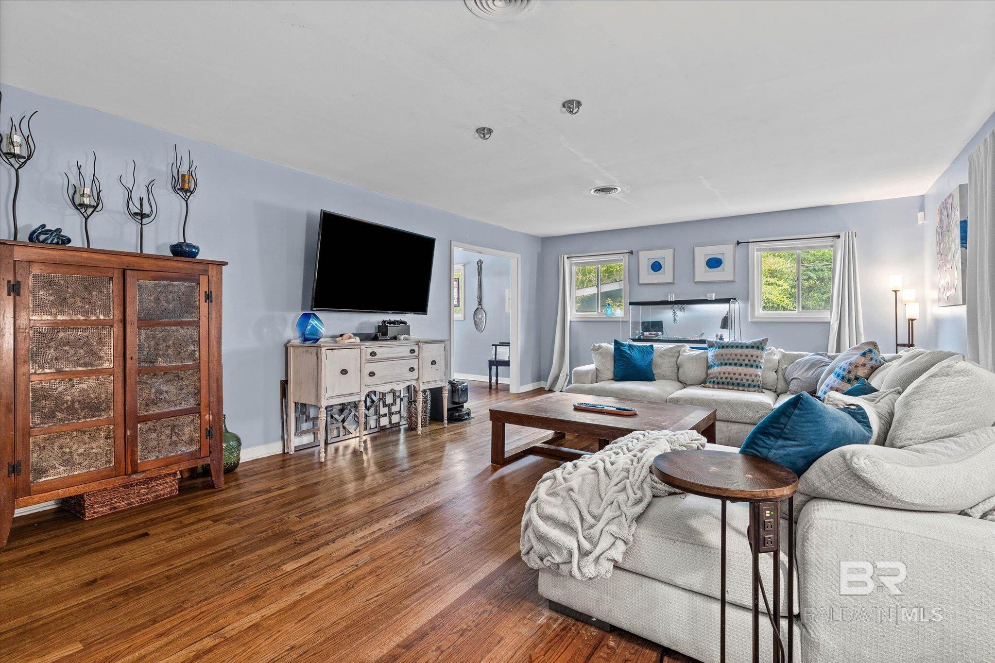 https://zimg.paragon.ice.com/ParagonImages/Property/PG/BCAR/397387/4/0/0/58c38052e0e3d4179d487aeb54ac6301/7/775fa638f4eb72239265cf5a0e3d67f7/397387-cb947a4b-5fd4-4d1a-bd13-d611be663051.JPG