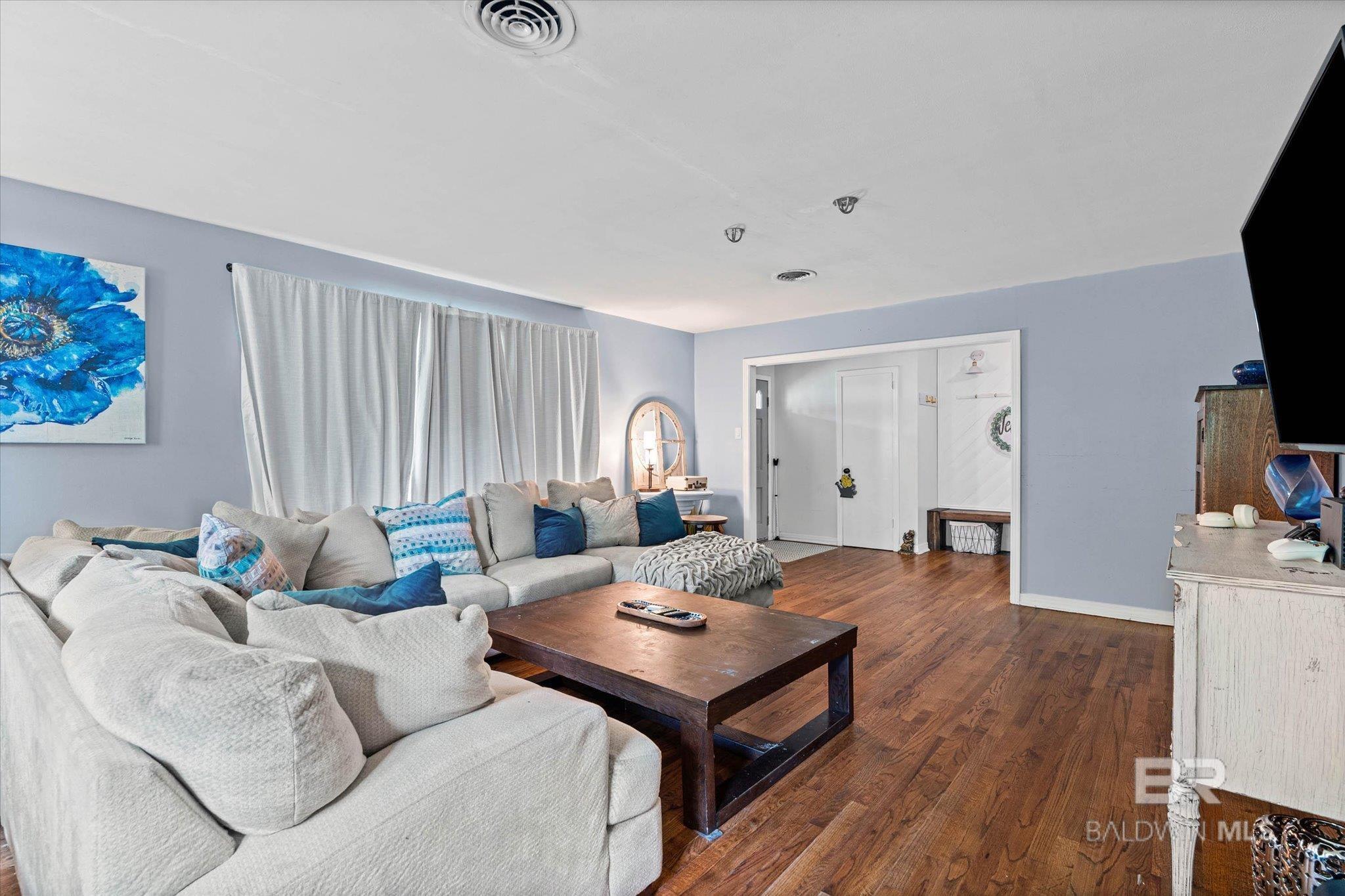 https://zimg.paragon.ice.com/ParagonImages/Property/PG/BCAR/397387/5/0/0/3ad2860e9f1071e86e462ddec76a7d72/7/775fa638f4eb72239265cf5a0e3d67f7/397387-c833a36c-c8cd-455f-889b-6c9d72e83111.JPG