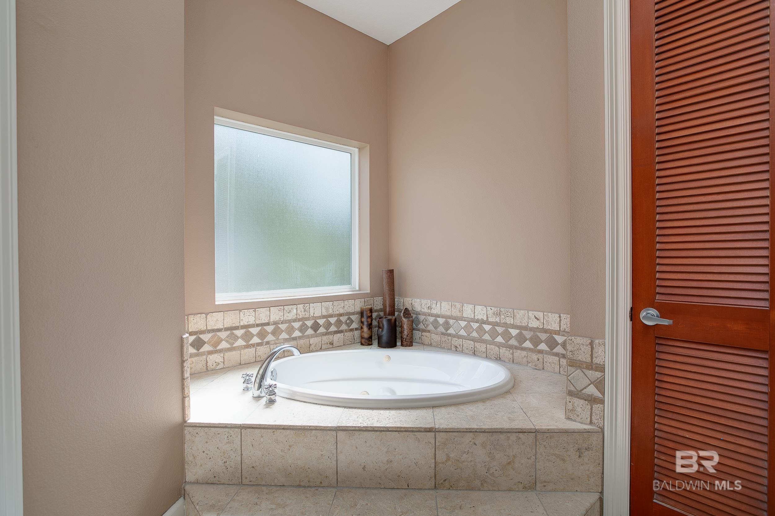 https://zimg.paragon.ice.com/ParagonImages/Property/PG/BCAR/397403/22/0/0/d92ecde2b86314070f4152a6ce413a4e/7/6bc3e11cd9e4923c2b845ecc20424b22/397403-d051e8c4-5753-40be-b6e4-f3b3f3445c36.JPG
