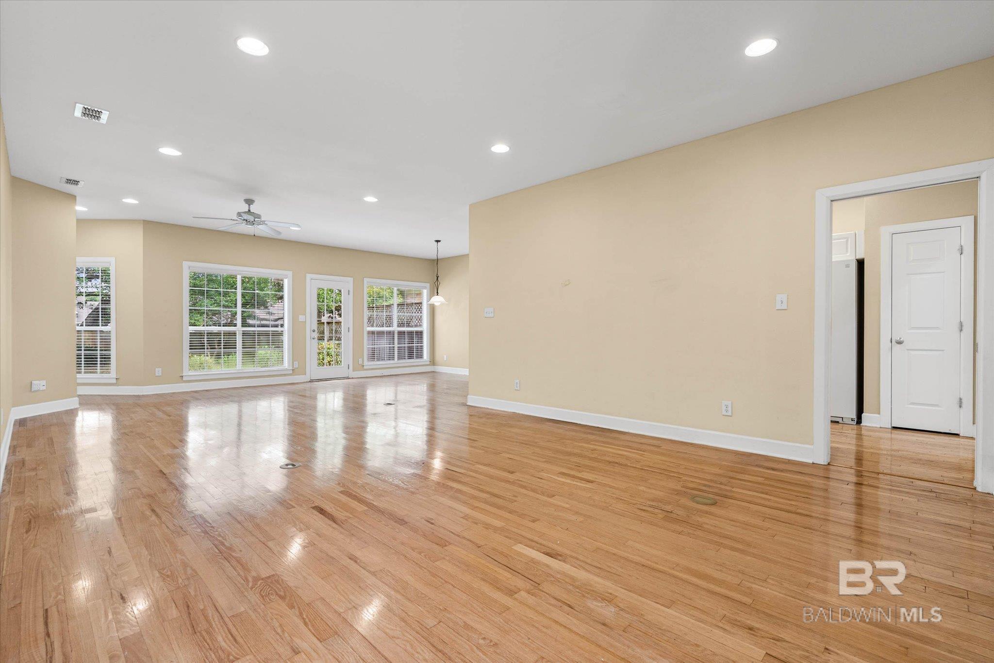 https://zimg.paragon.ice.com/ParagonImages/Property/PG/BCAR/397471/3/0/0/67d1f5fe7a4f82c3ff7cb2020c58542a/7/3e260c3dc8bd22c2b7f9b7f67ae2a54e/397471-700aecdf-edda-4b32-ab62-2c61a3624e7d.JPG