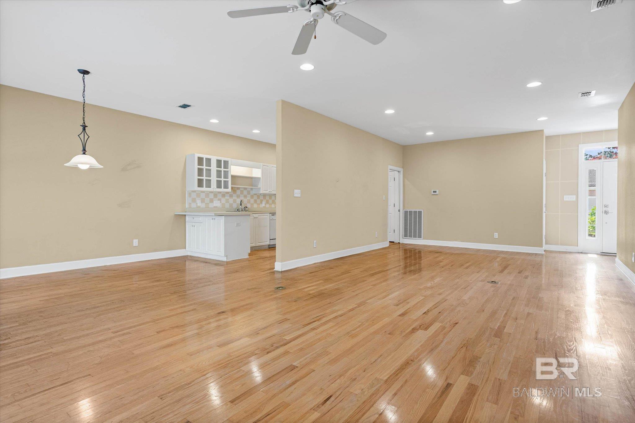https://zimg.paragon.ice.com/ParagonImages/Property/PG/BCAR/397471/4/0/0/dcbf66e42b661387c66126267f94ff20/7/3e260c3dc8bd22c2b7f9b7f67ae2a54e/397471-cfa679bc-7e3f-435a-844f-9121ac10678c.JPG