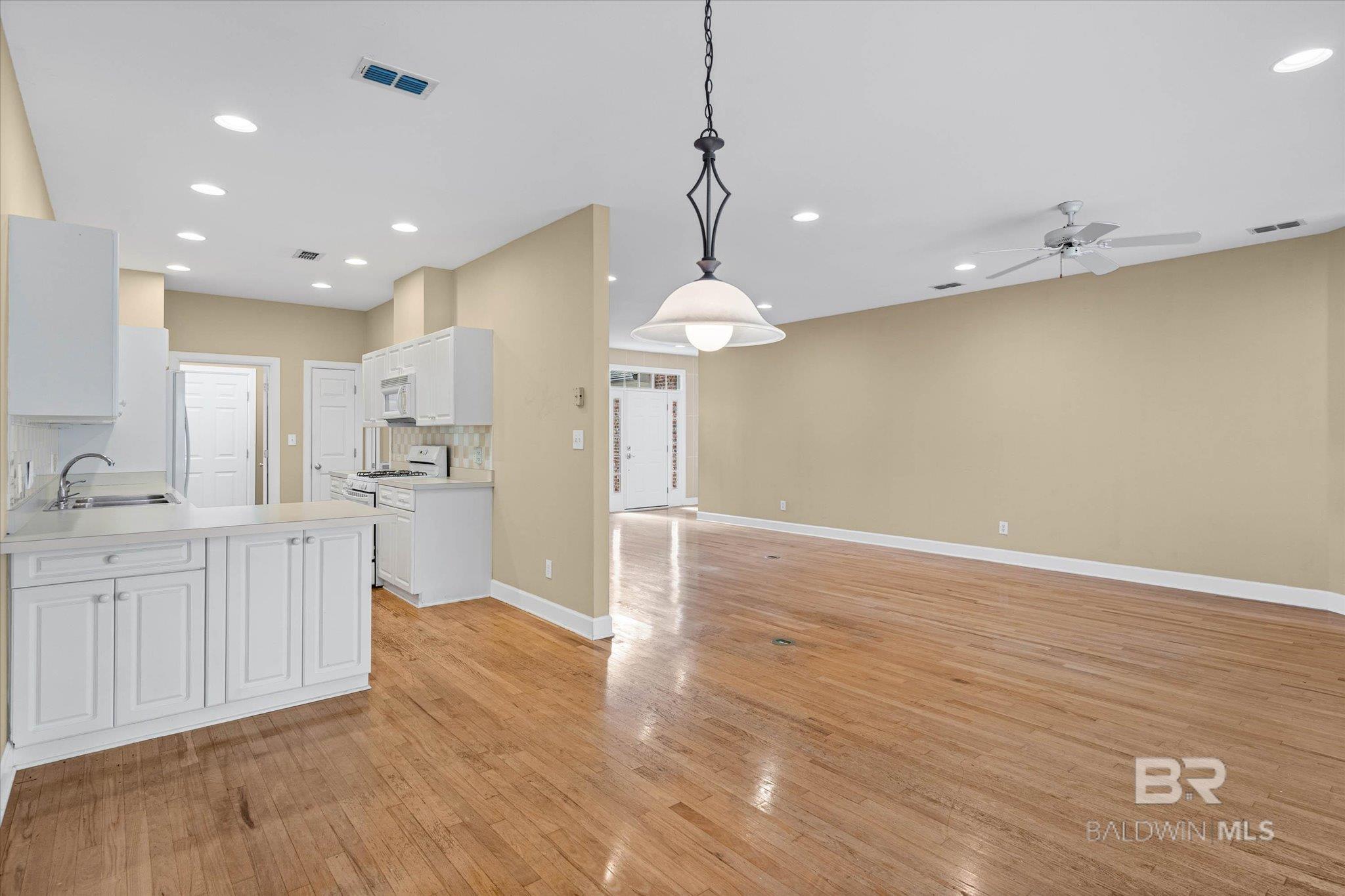 https://zimg.paragon.ice.com/ParagonImages/Property/PG/BCAR/397471/5/0/0/6c54ce8d36969902a6e4c082b7c7d3dd/7/3e260c3dc8bd22c2b7f9b7f67ae2a54e/397471-6f956e6f-7252-4bde-9ac2-7bb5e473edca.JPG